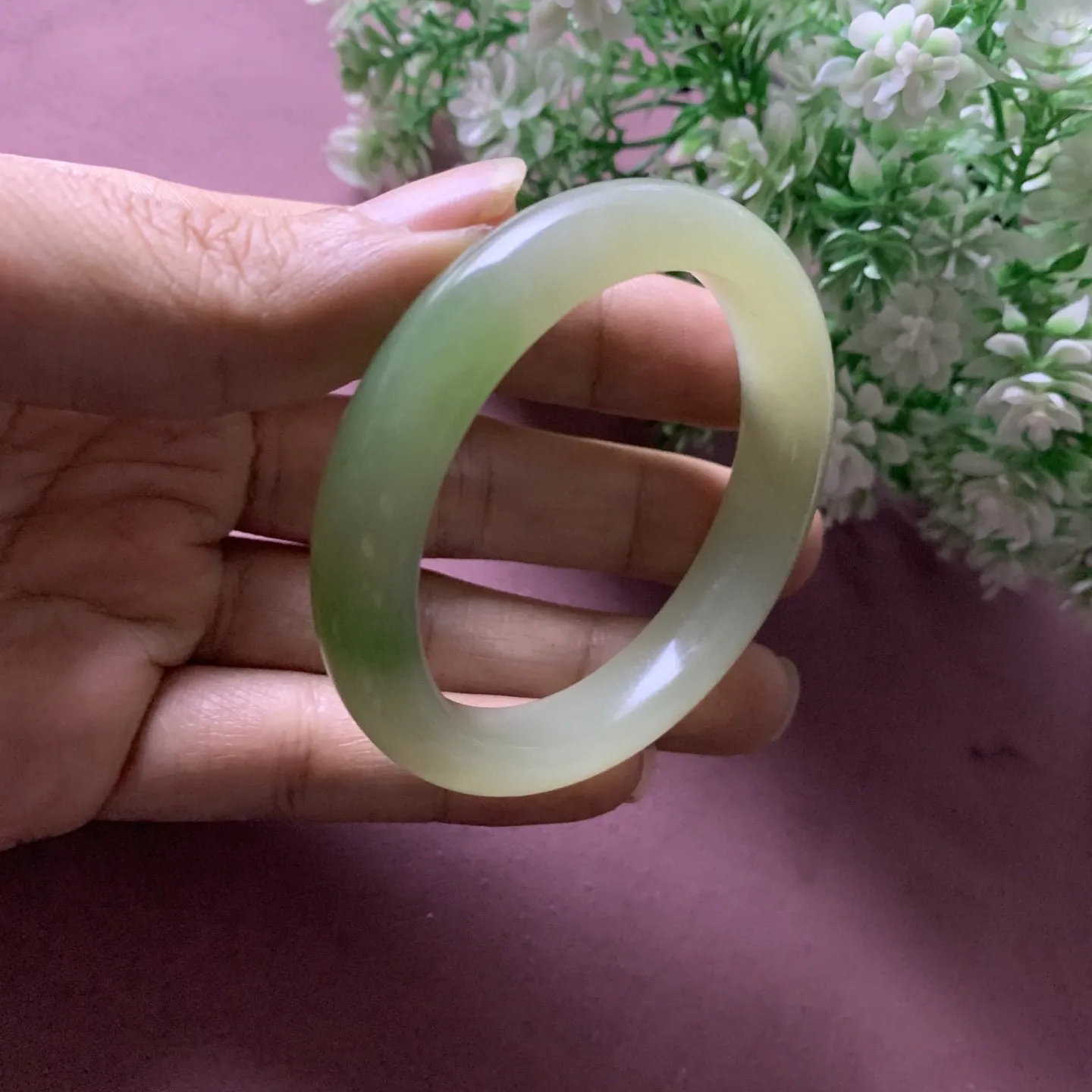 和田玉50.8圈口翠青手镯，玉质细腻油润 底色纯净，脂粉好，品质高