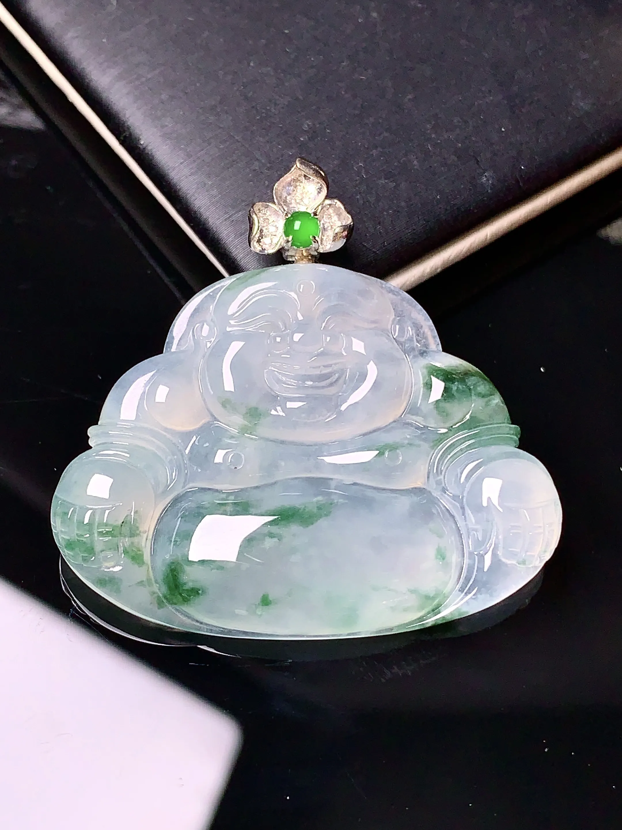 18k金钻镶嵌冰种飘绿佛公吊坠 玉质细腻 色泽艳丽 整体尺寸35*36*4.8
