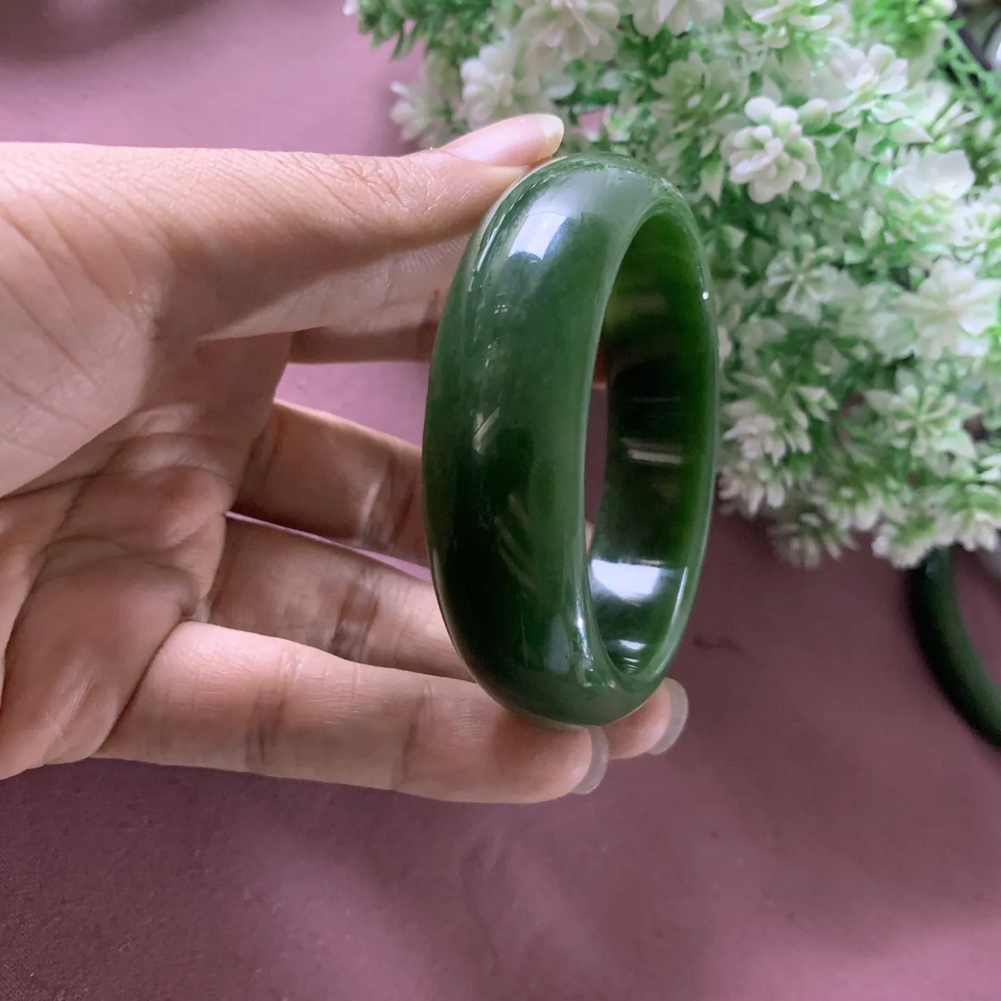 和田玉碧玉56.6圈口阳绿色宽版手镯，玉质细腻油润，密度紧凑，琢型圆润，高脂粉，品相大，佩戴端庄典雅