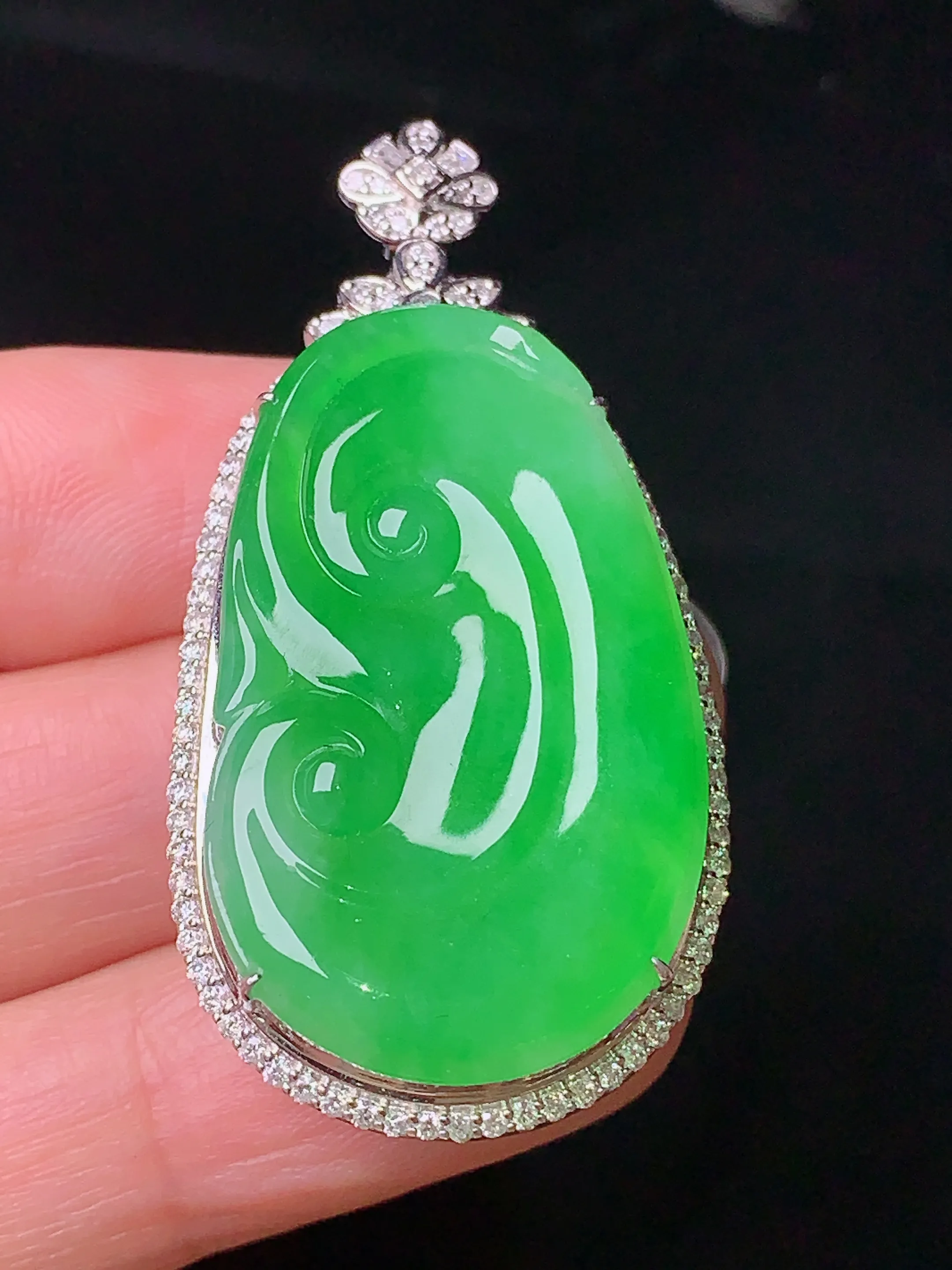 18k金钻镶嵌翠绿如意吊坠 玉质细腻 色泽清新艳丽 整体尺寸47.3*23.3*10.6