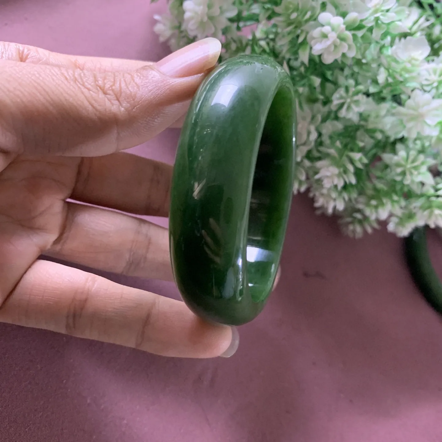 和田玉碧玉56.6圈口阳绿色宽版手镯，玉质细腻油润，密度紧凑，琢型圆润，高脂粉，品相大，佩戴端庄典雅