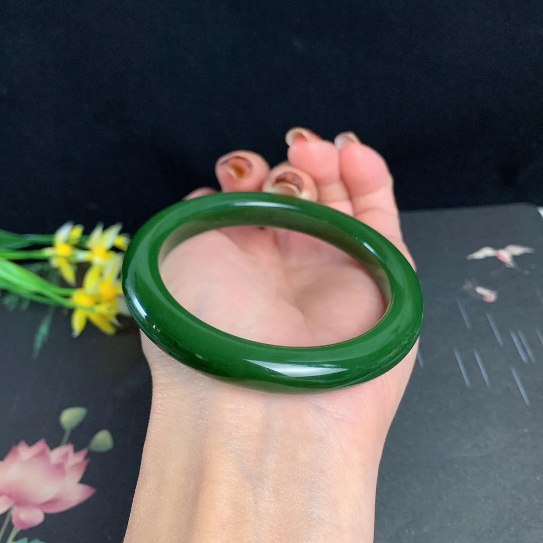 和田玉55.8圈口菠菜绿碧玉手镯！玉质细腻油润 底色纯净 无纹裂 脂粉好，品质高