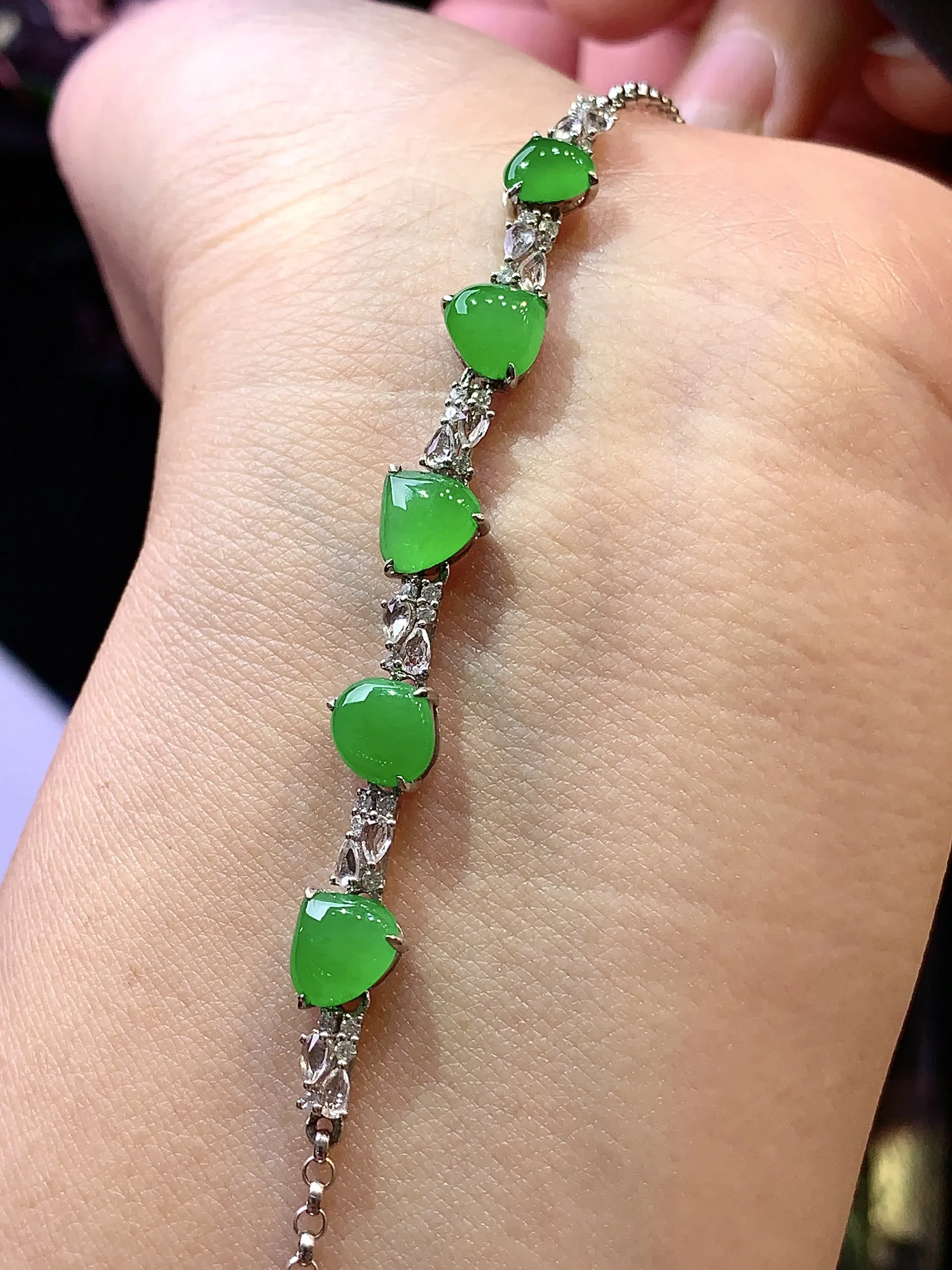 18k金钻镶嵌满绿心形手链 玉质细腻 色泽艳丽 整体尺寸66*7.3*4