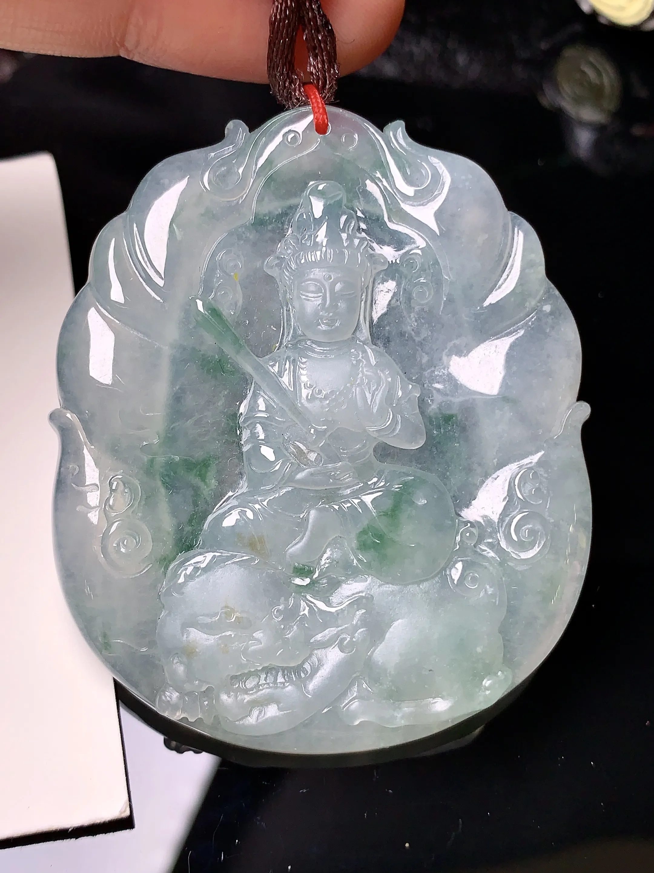 飘绿普贤观音菩萨吊坠 玉质细腻 色泽艳丽 整体尺寸52.2*43.6*5.7