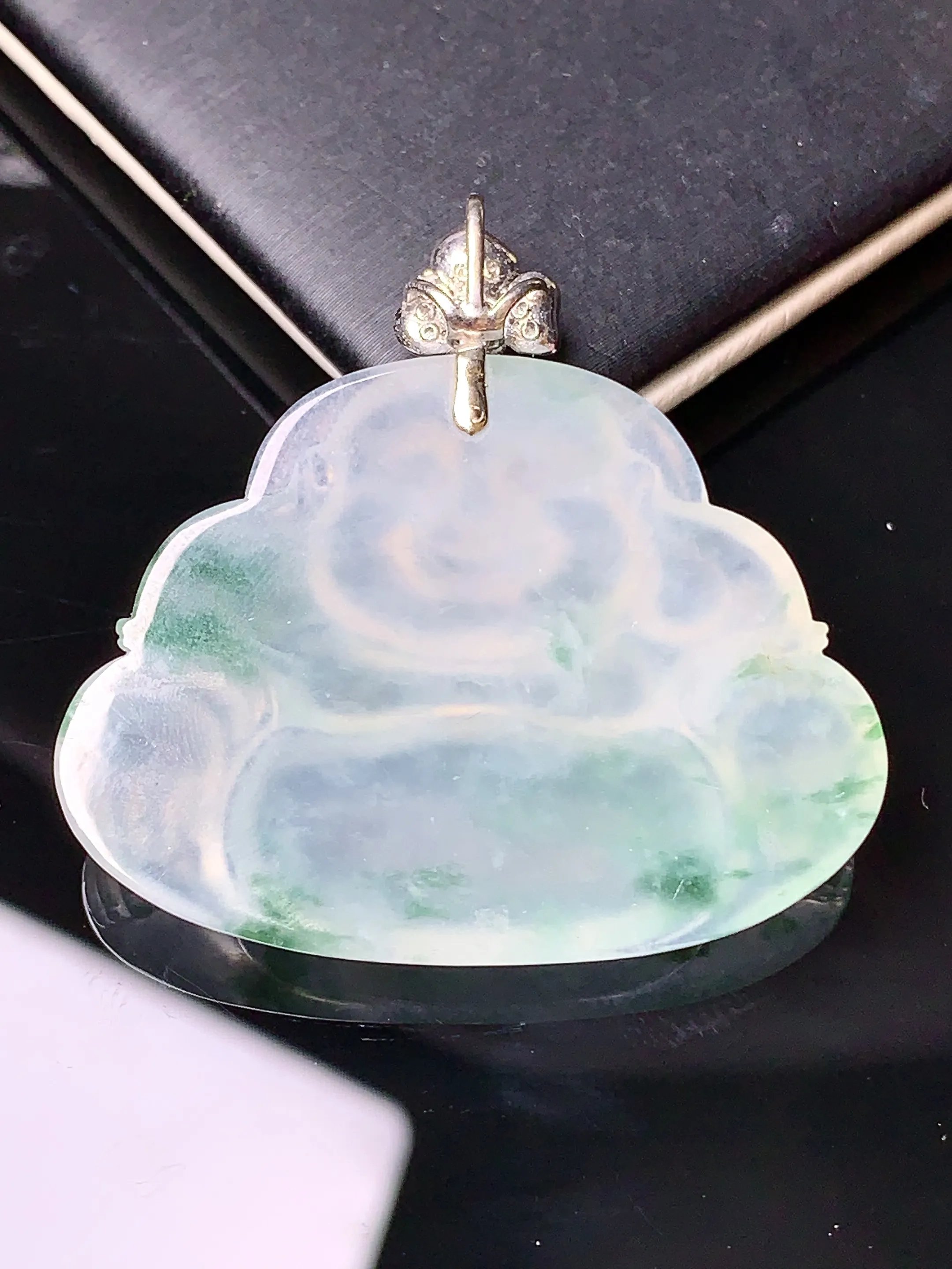 18k金钻镶嵌冰种飘绿佛公吊坠 玉质细腻 色泽艳丽 整体尺寸35*36*4.8