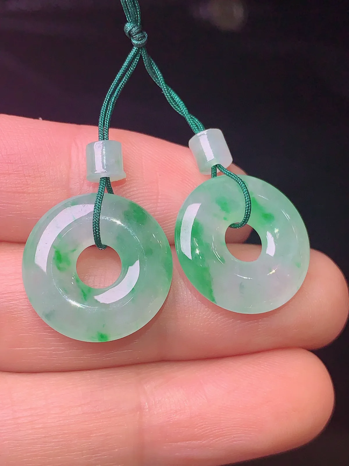 飘绿平安环一对 玉质细腻 水润亮眼  整体尺寸16.5*3.5