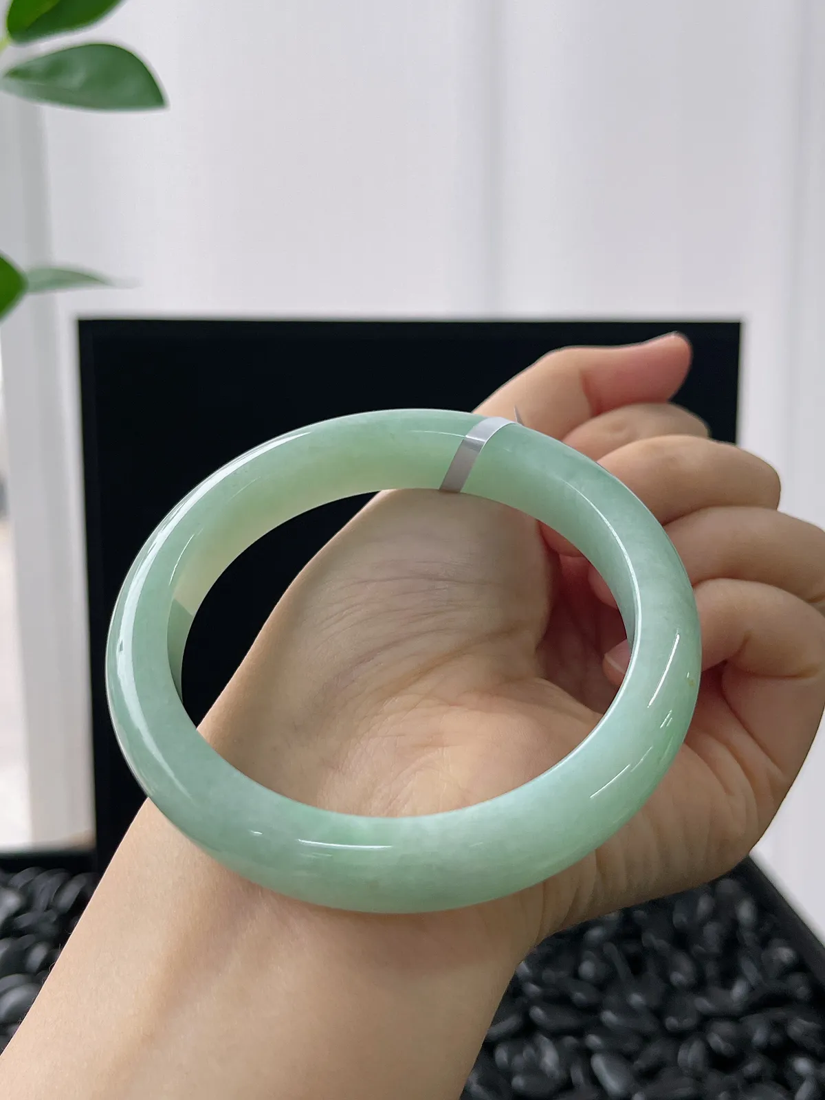 正圈59.6圈口，翡翠糯化种淡绿色手镯