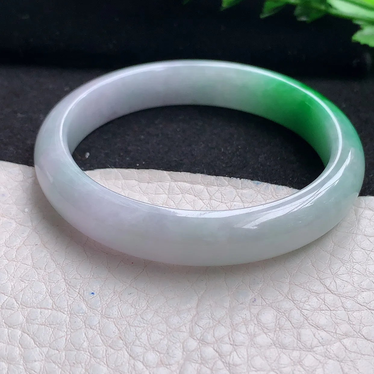 n自然光53.5*11*7平安镯 天然翡翠a货飘阳绿清秀宽边玉手镯 玉手环