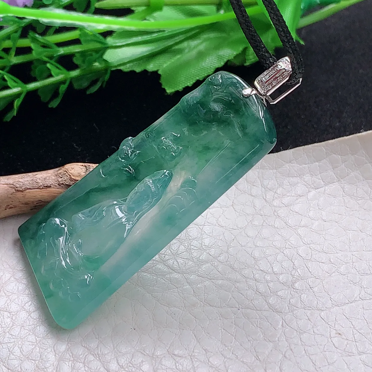 yl自然光53.4*28.8*5.8天然缅甸翡翠a货精雕冰蓝山水观音玉坠 玉挂件