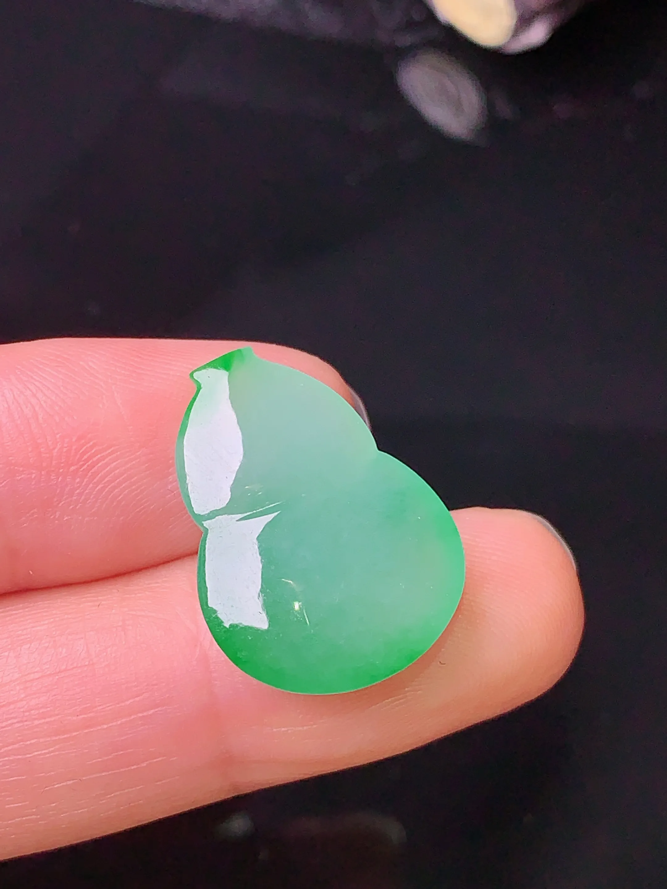 镶嵌款 翠绿葫芦吊坠 玉质细腻 色泽清新艳丽 整体尺寸21.3*15.5*6.2