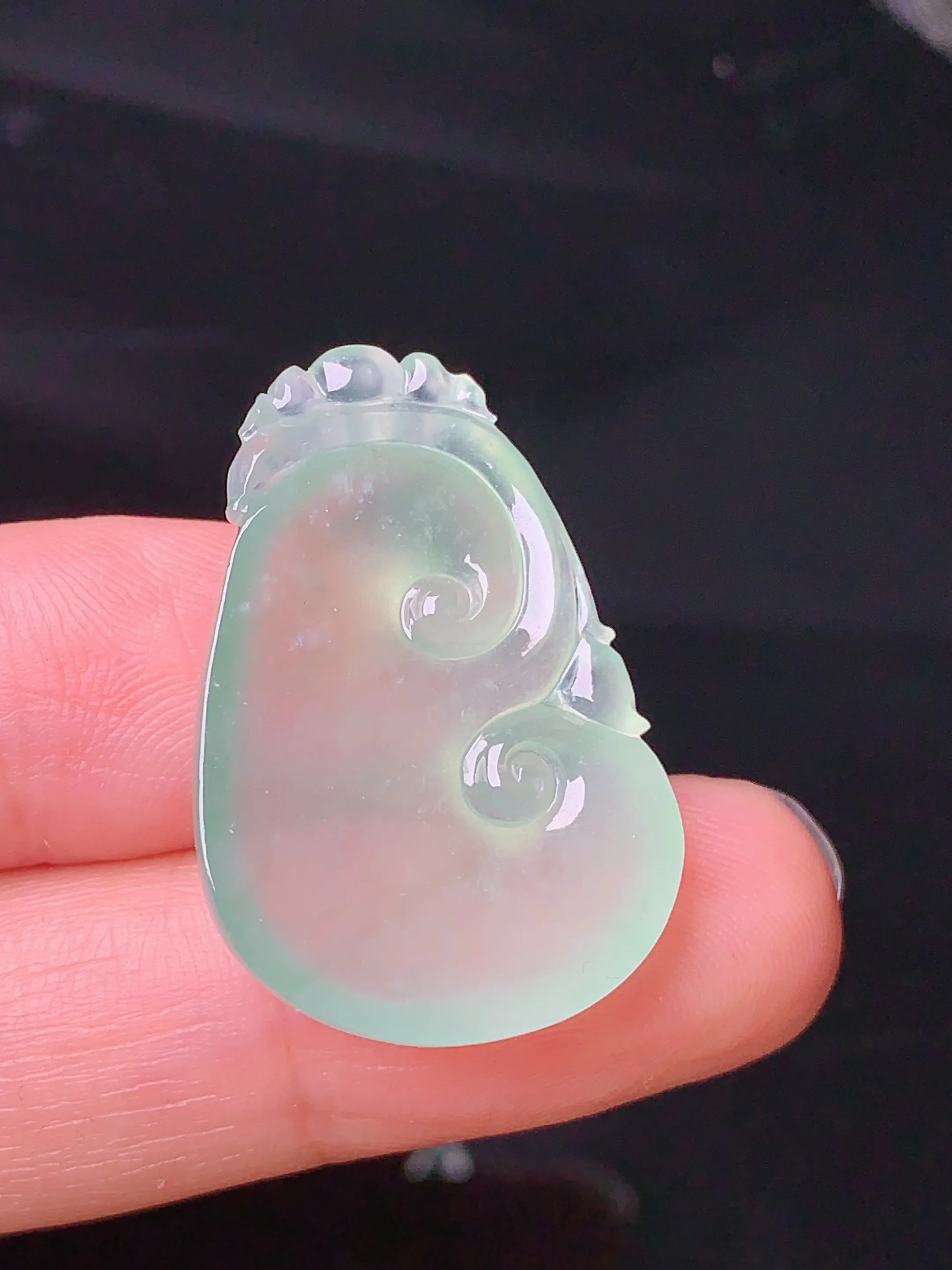 冰种如意吊坠 玉质细腻 色泽艳丽 整体尺寸29*19.7*5.5