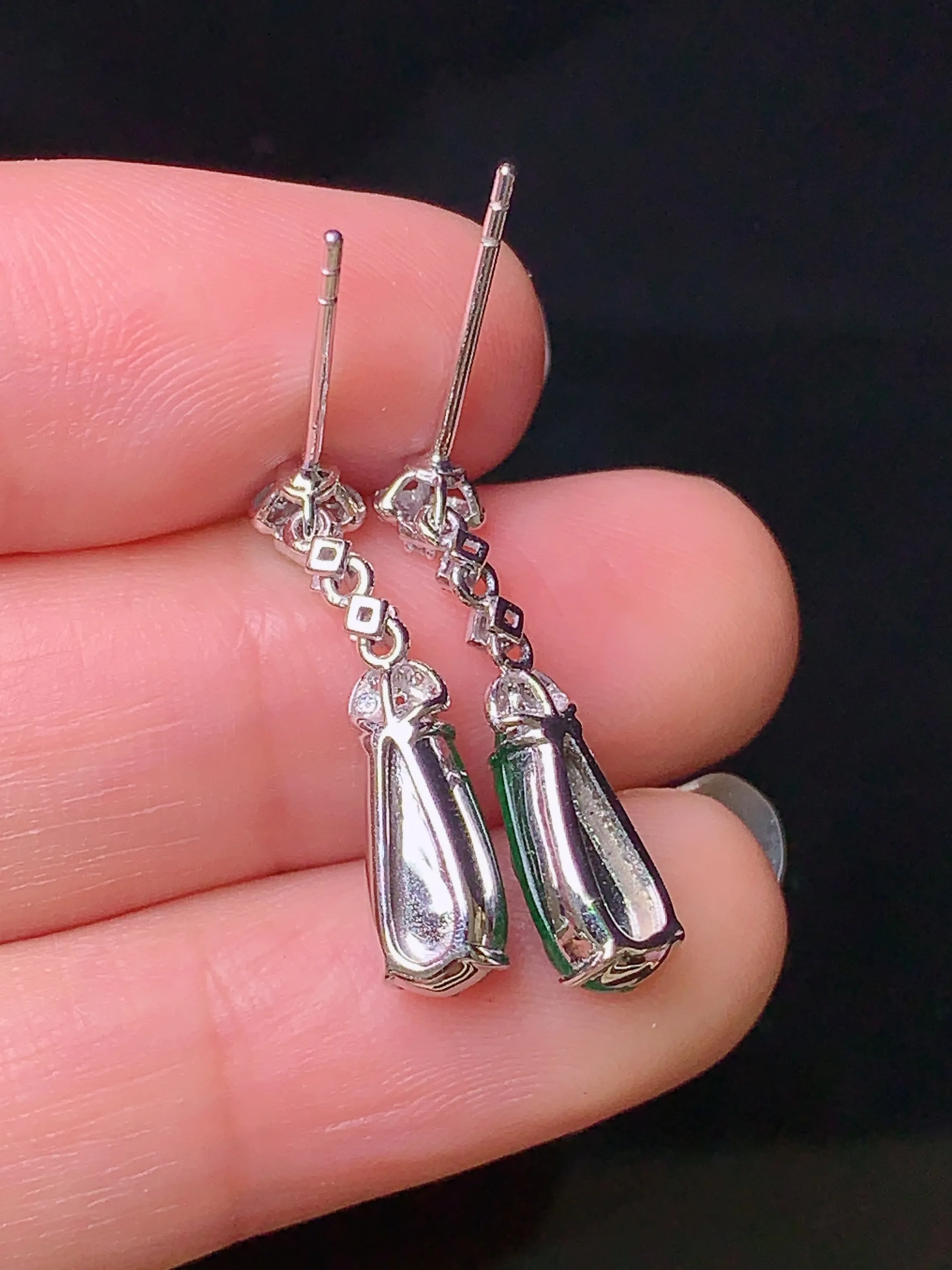 18k金钻镶嵌满绿四季豆耳坠 玉质细腻 色泽清新艳丽 整体尺寸22.2*5*4.3