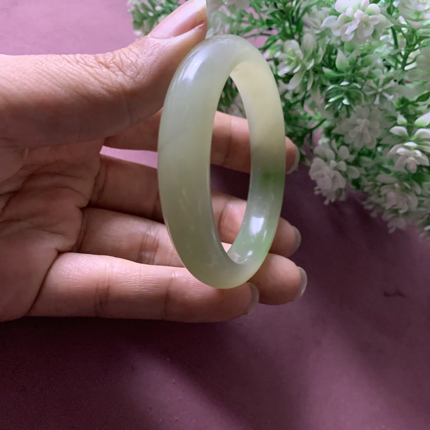 和田玉50.8圈口翠青手镯，玉质细腻油润 底色纯净，脂粉好，品质高