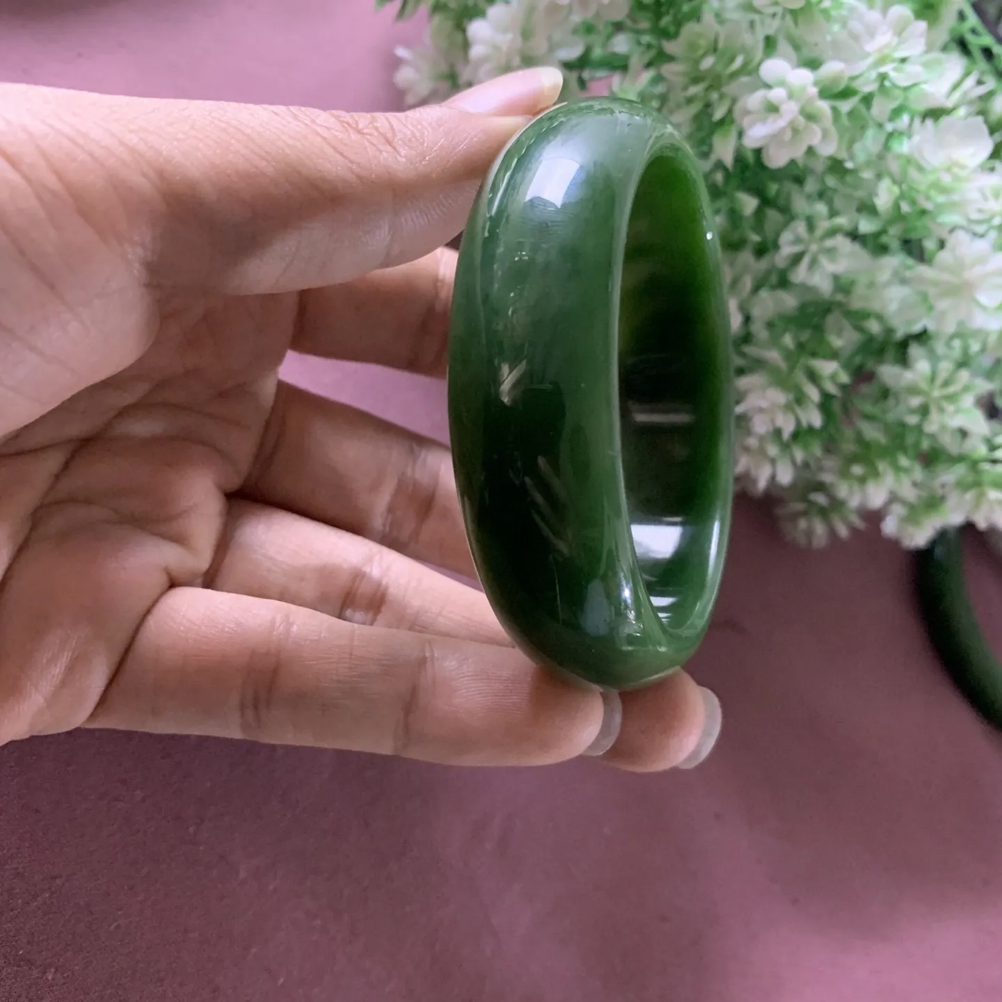 和田玉碧玉56.6圈口阳绿色宽版手镯，玉质细腻油润，密度紧凑，琢型圆润，高脂粉，品相大，佩戴端庄典雅