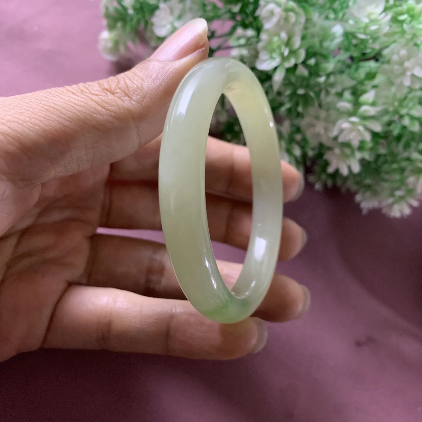 和田玉55圈口翠青手镯，玉质细腻油润 底色纯净，脂粉好，品质高