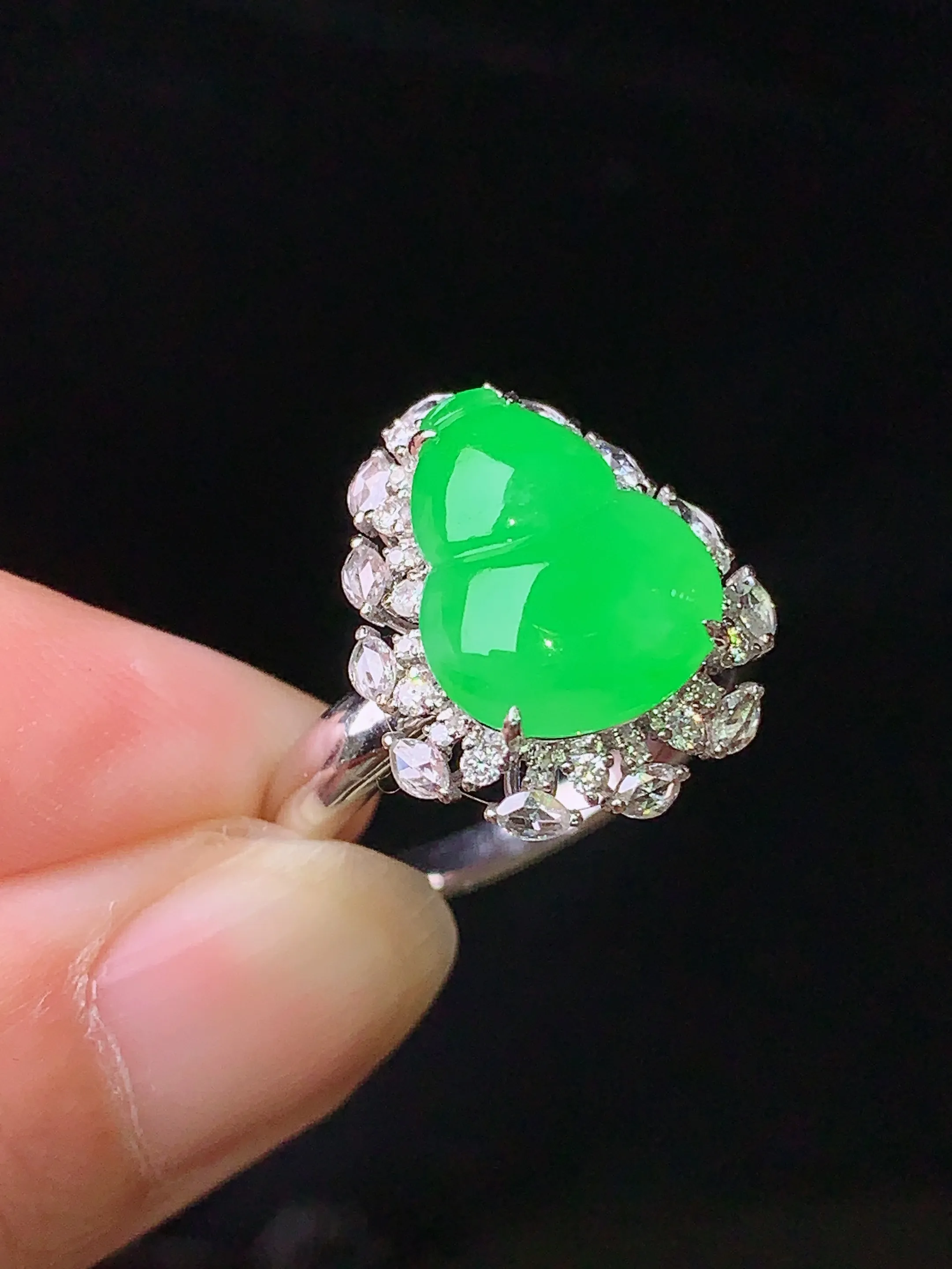 18k金钻镶嵌翠绿葫芦戒指 玉质细腻 色泽艳丽 圈口15.5 整体尺寸17*13.8*9.5