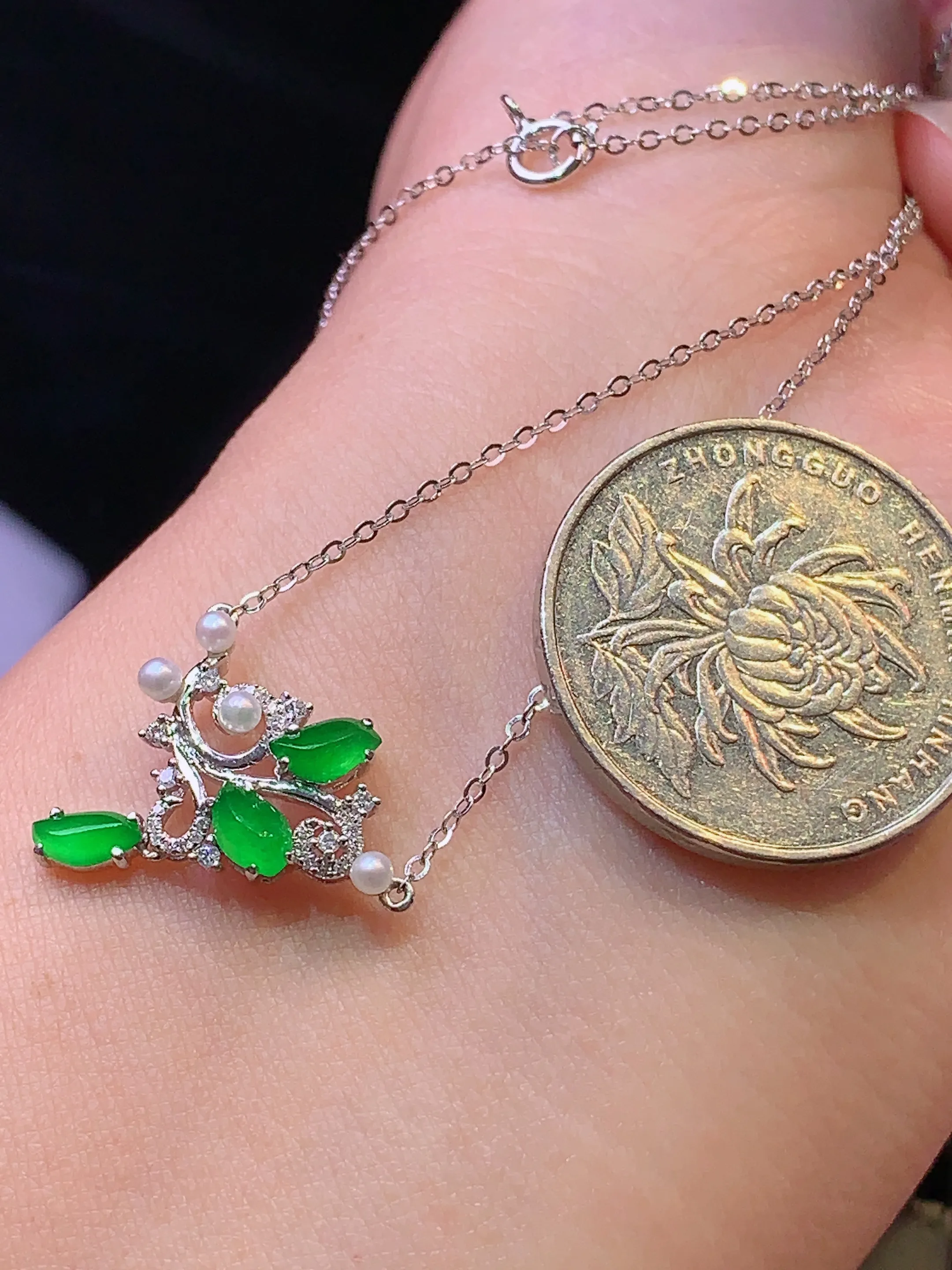 18k金钻镶嵌满绿随形项链 玉质细腻 色泽艳丽 整体尺寸18.2*19*4.5