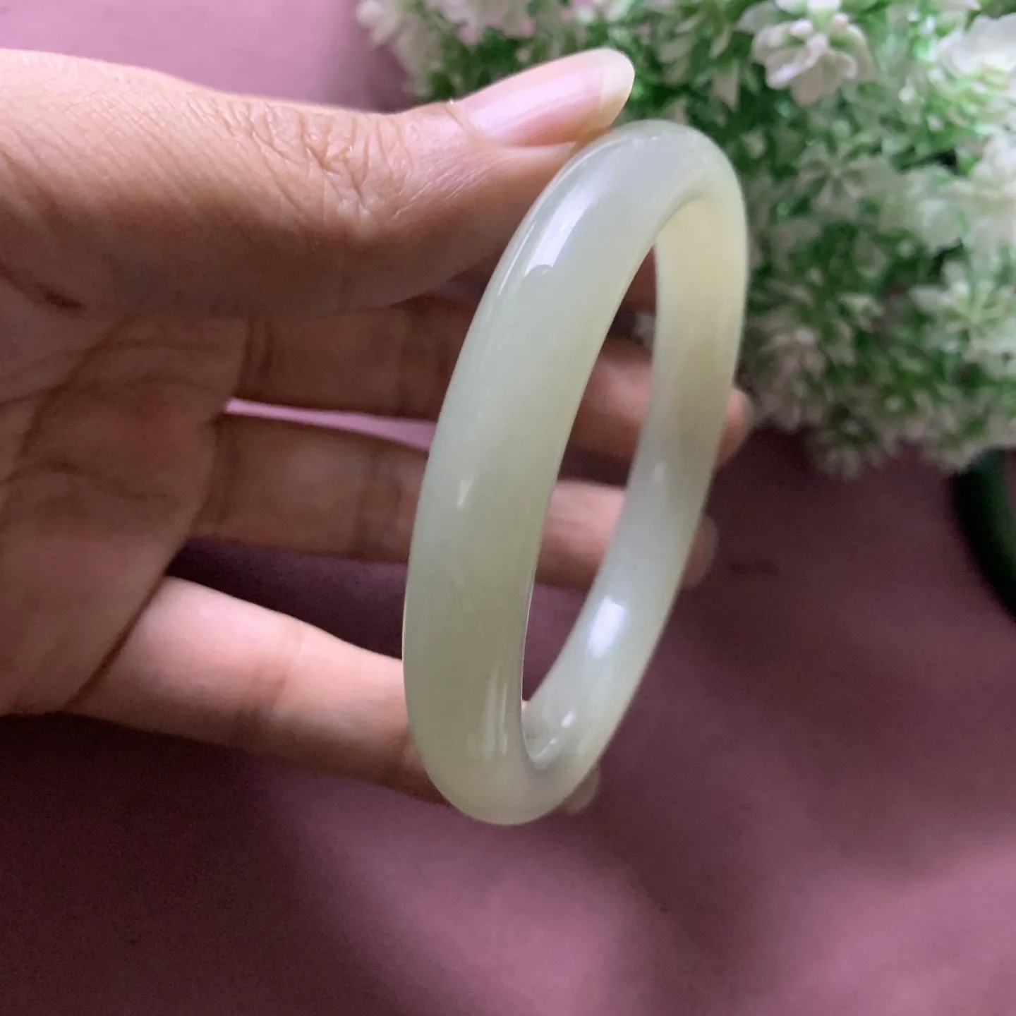 和田玉60.3圈口晴水色手镯，玉质细腻油润，密度紧凑，琢型圆润，高脂粉，品相大，佩戴端庄典雅