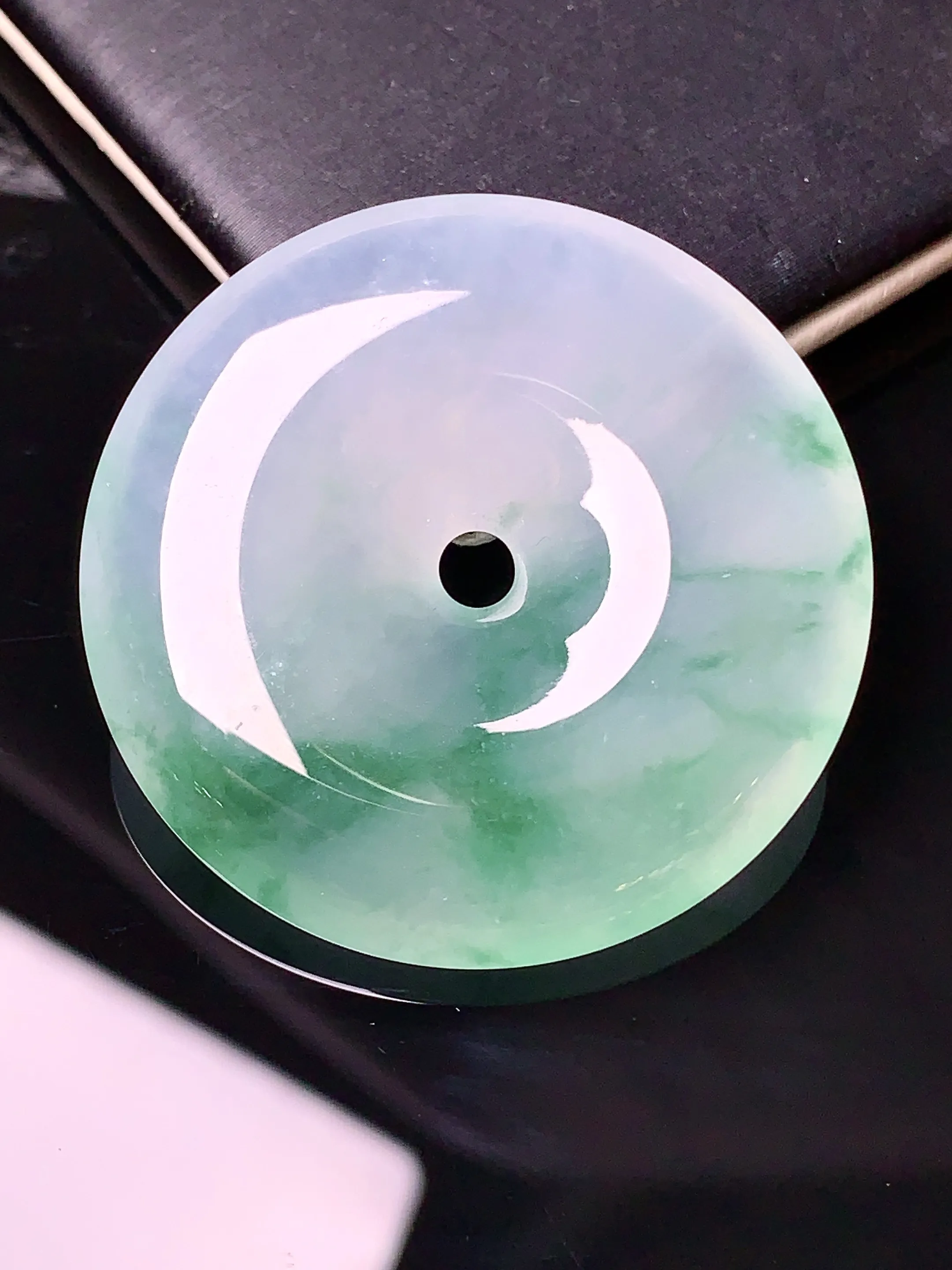 冰种飘绿平安扣吊坠 玉质细腻 色泽艳丽 整体尺寸34.6*6.8