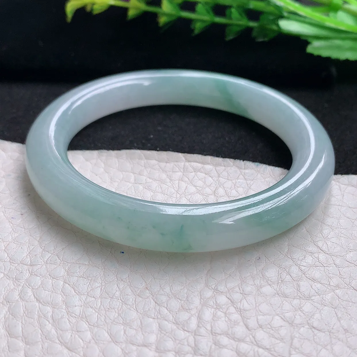 r自然光54.5*9.6美人镯 天然缅甸翡翠a货冰飘花圆条玉手镯 玉手环