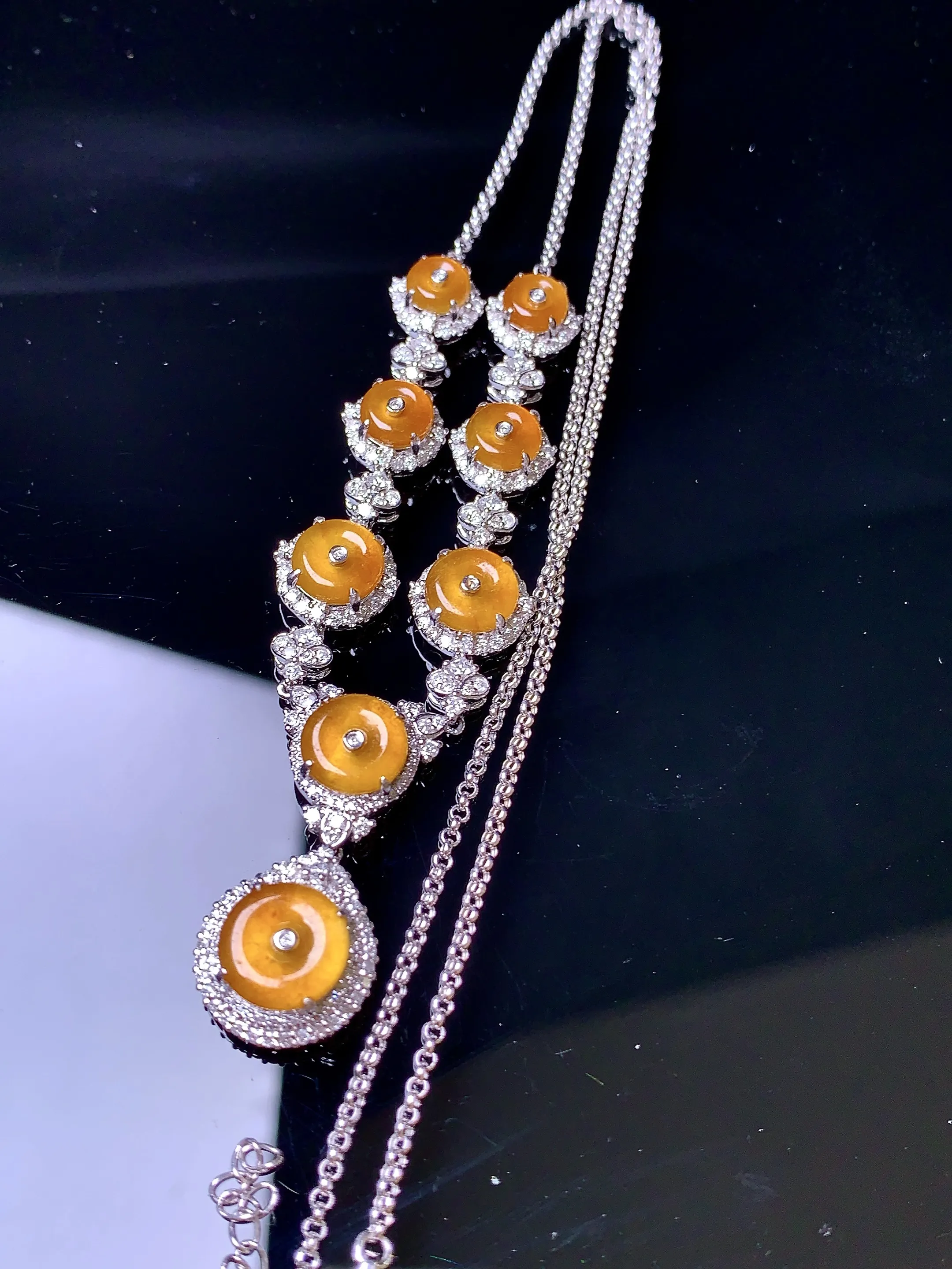 18k金钻镶嵌黄翡平安扣吊坠 玉质细腻 色泽艳丽 整体尺寸68.3*12.2*6.3