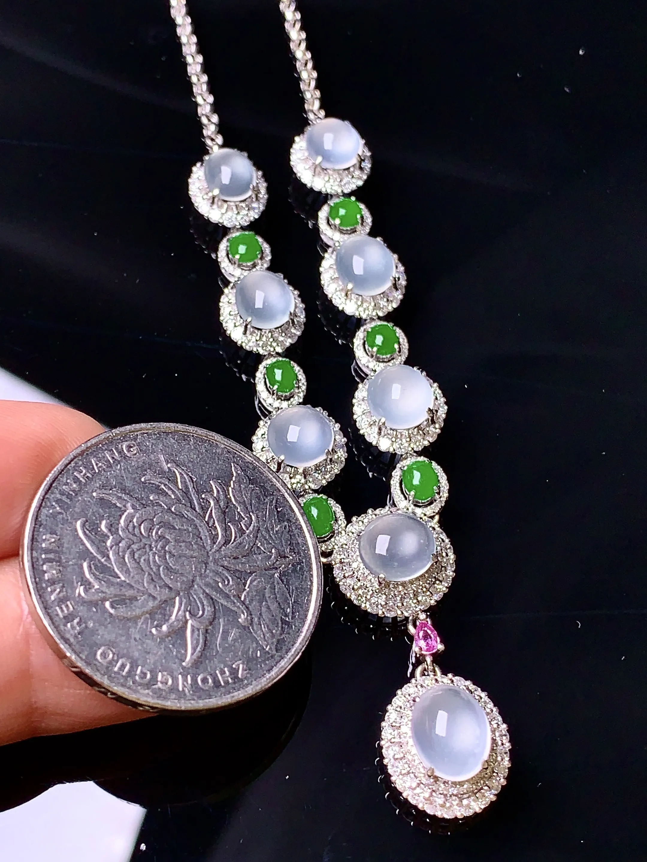 18k金钻镶嵌冰种蛋面项链 玉质细腻 色泽艳丽 整体尺寸71*11.2*7.2