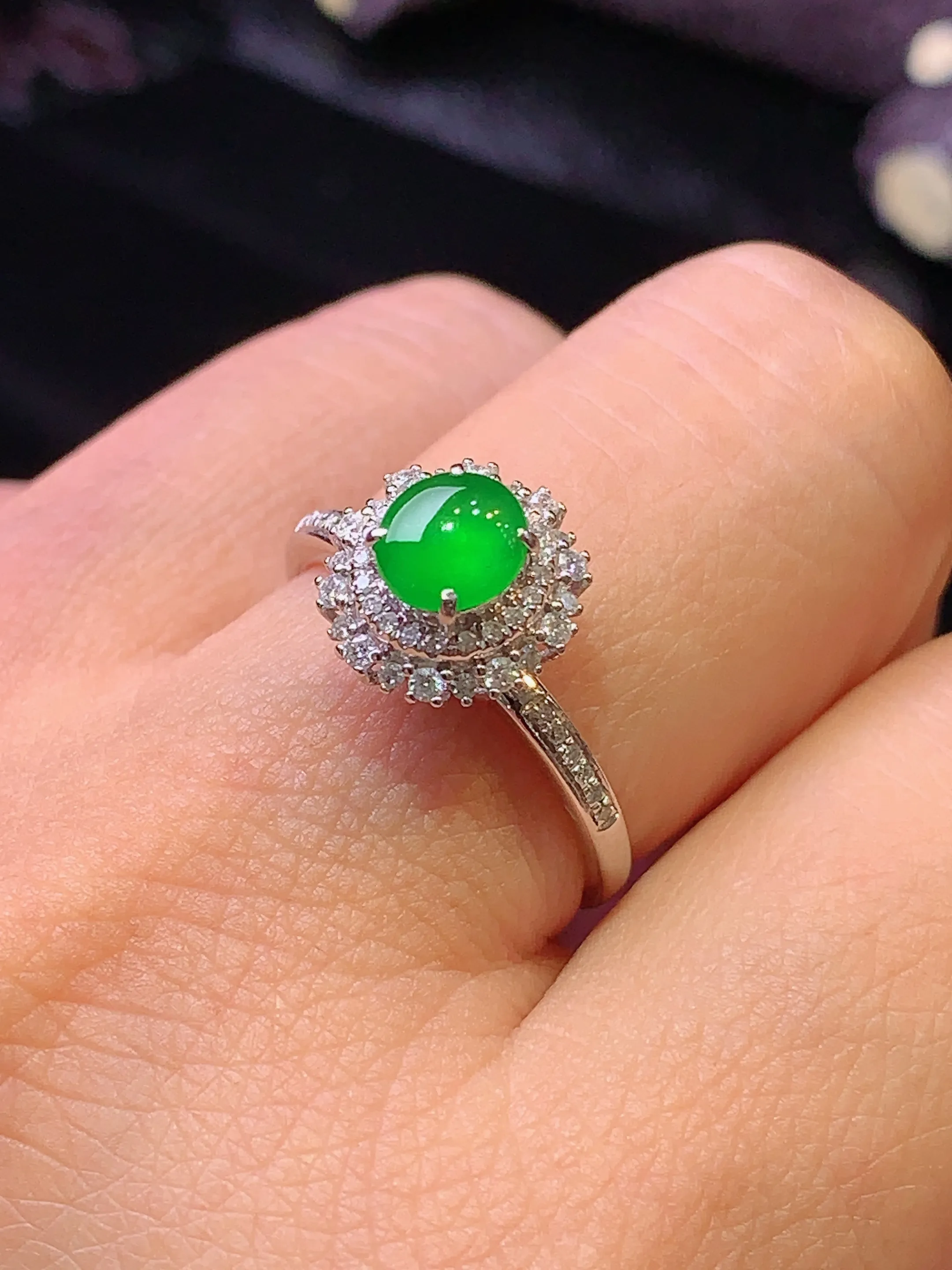 18k金钻镶嵌满绿蛋面戒指 玉质细腻 色泽清新艳丽 圈口14 整体尺寸10.5*10*9.5