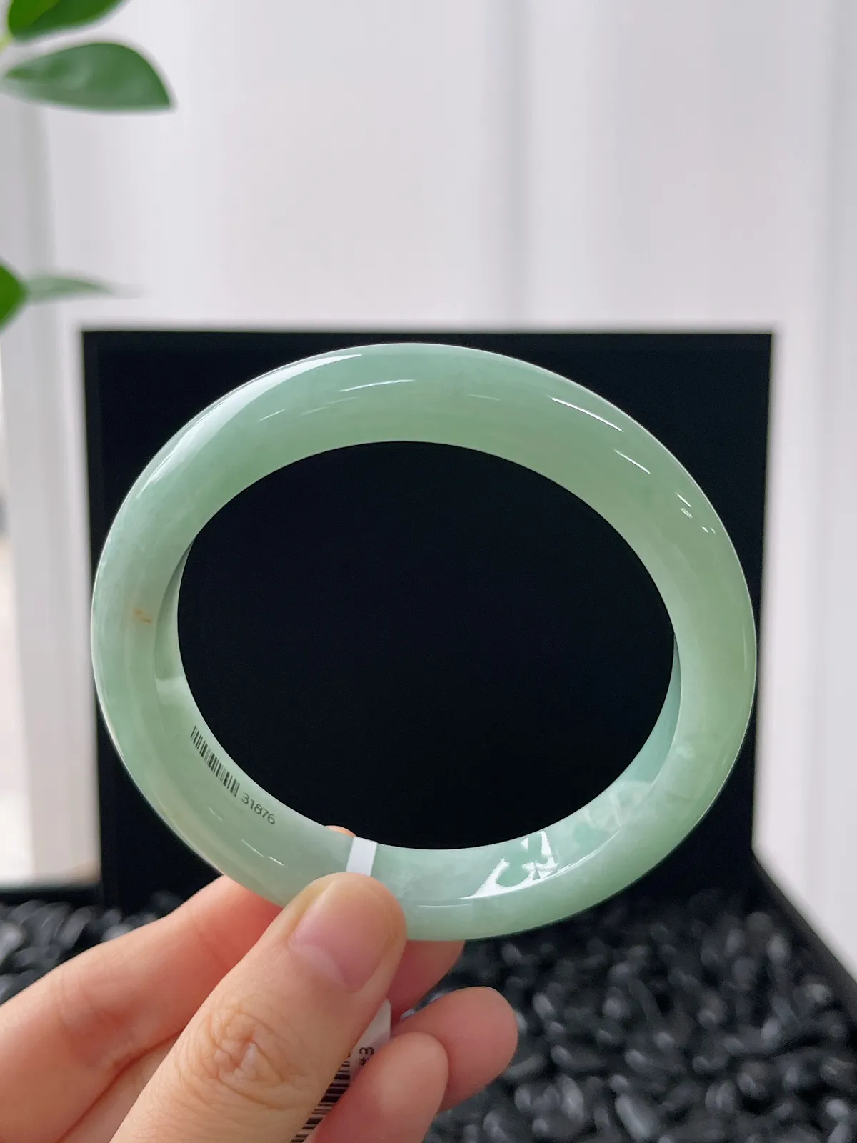 正圈59.6圈口，翡翠糯化种淡绿色手镯