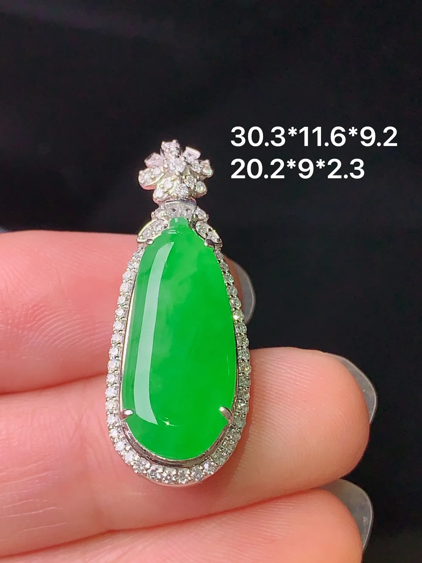 18k金钻镶嵌翠绿福瓜吊坠 玉质细腻 色泽清新艳丽 整体尺寸30.3*11.6*9.2