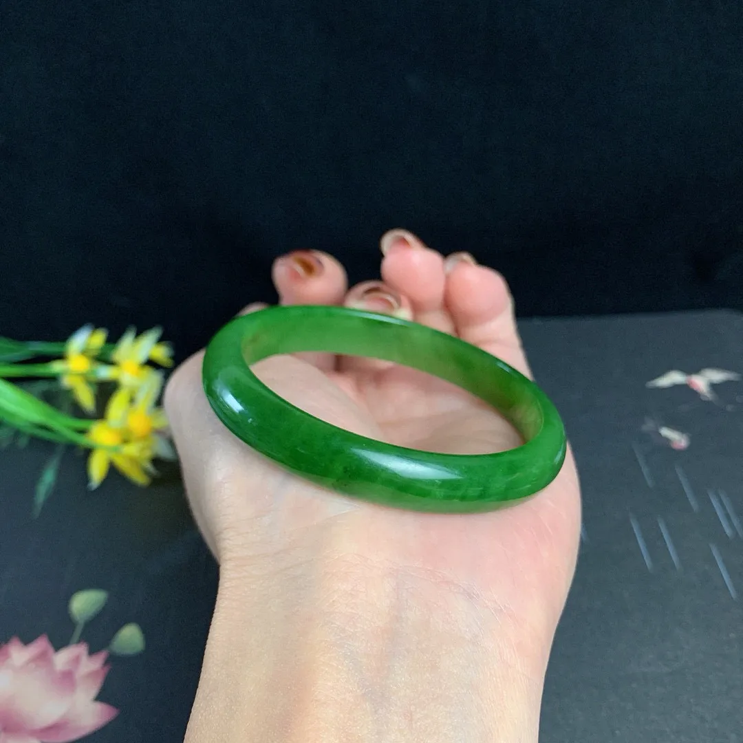 和田玉55圈口阳绿色碧玉手镯！玉质细腻油润 底色纯净 无纹裂脂粉好，品质高
