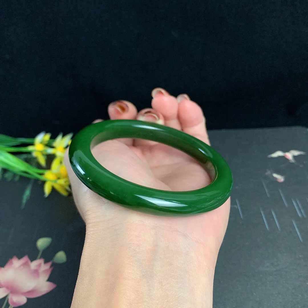 和田玉55.8圈口菠菜绿碧玉手镯！玉质细腻油润 底色纯净 无纹裂 脂粉好，品质高
