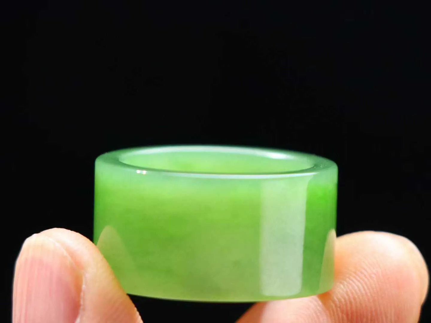 （古韵.扳指）

精品和田玉碧玉扳指 指环 戒圈。七号矿老料 纯正菠菜绿，直切工艺，款式精美，玉质细腻温润，油润感十足， 整器古韵生辉。优雅高贵。运筹帷幄于掌中，决胜于千里之外。

重7.5克   圈口20mm 尺寸12.5-2.8mm FS8242041278O