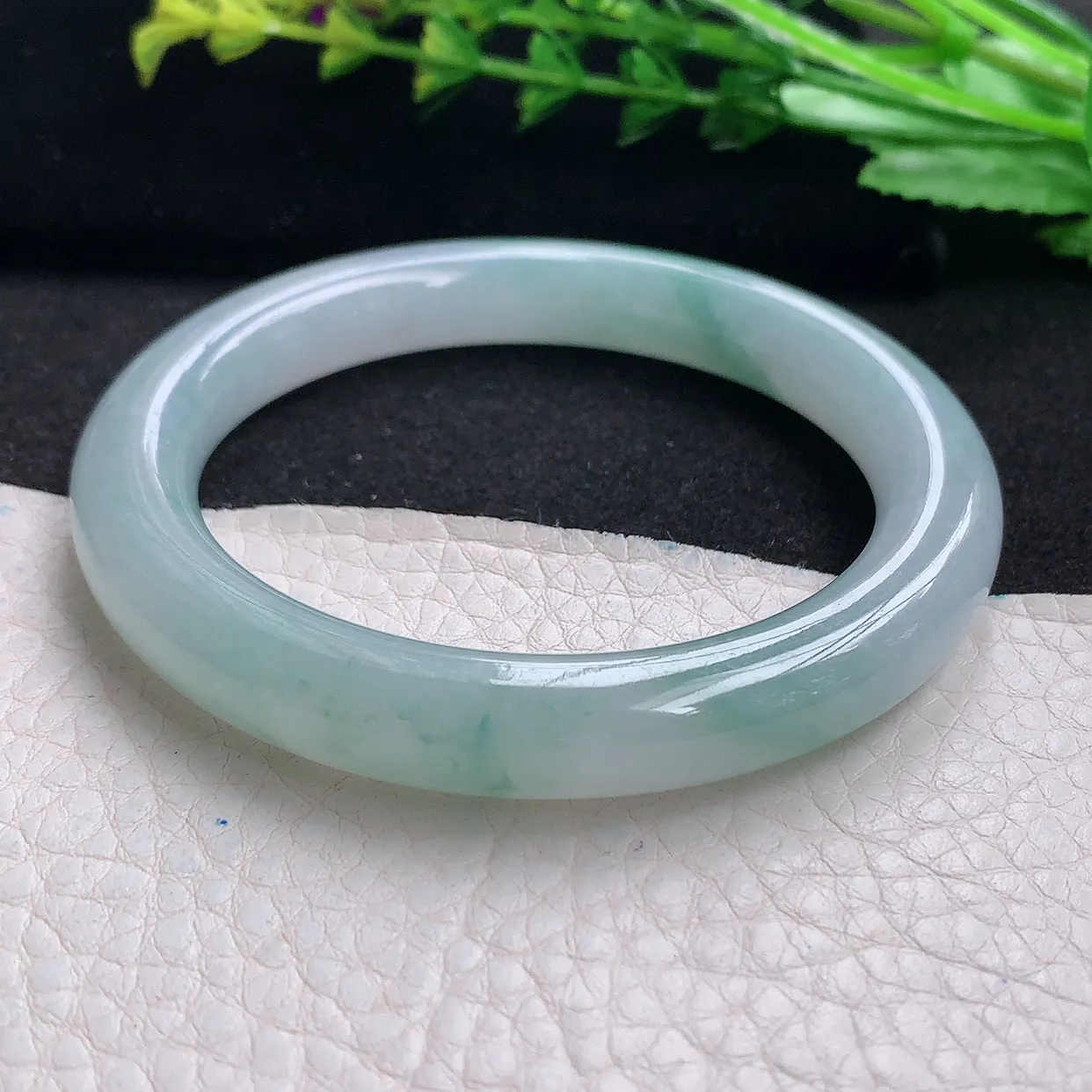 r自然光54.5*9.6美人镯 天然缅甸翡翠a货冰飘花圆条玉手镯 玉手环