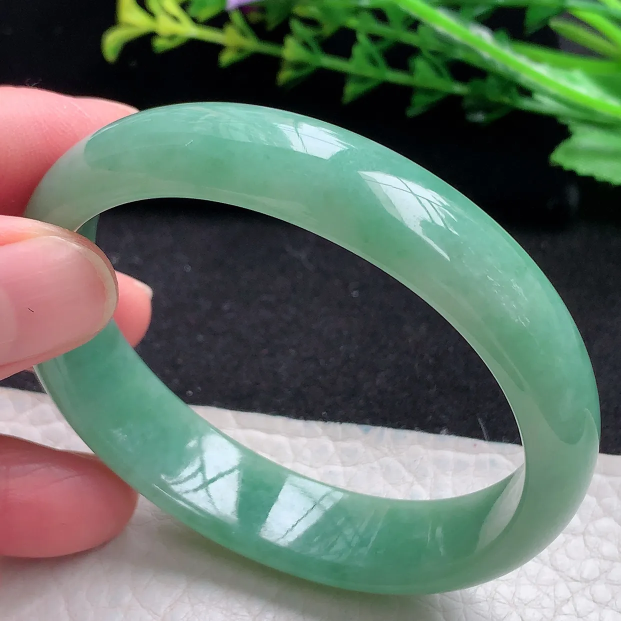 n自然光55*49*14*6.8贵妃镯 天然翡翠a货满绿高雅蛋形宽边玉手镯 玉手环