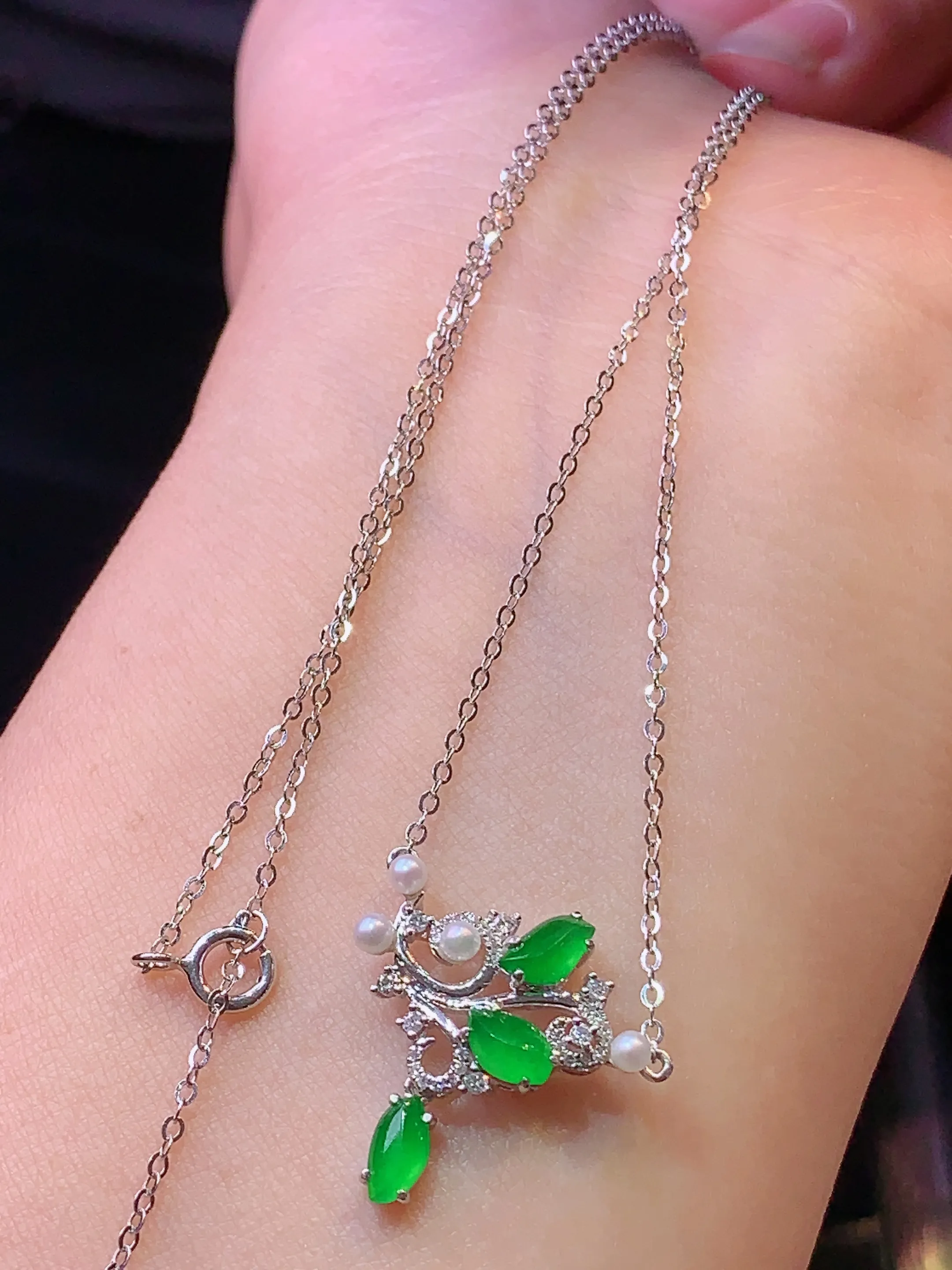18k金钻镶嵌满绿随形项链 玉质细腻 色泽艳丽 整体尺寸18.2*19*4.5