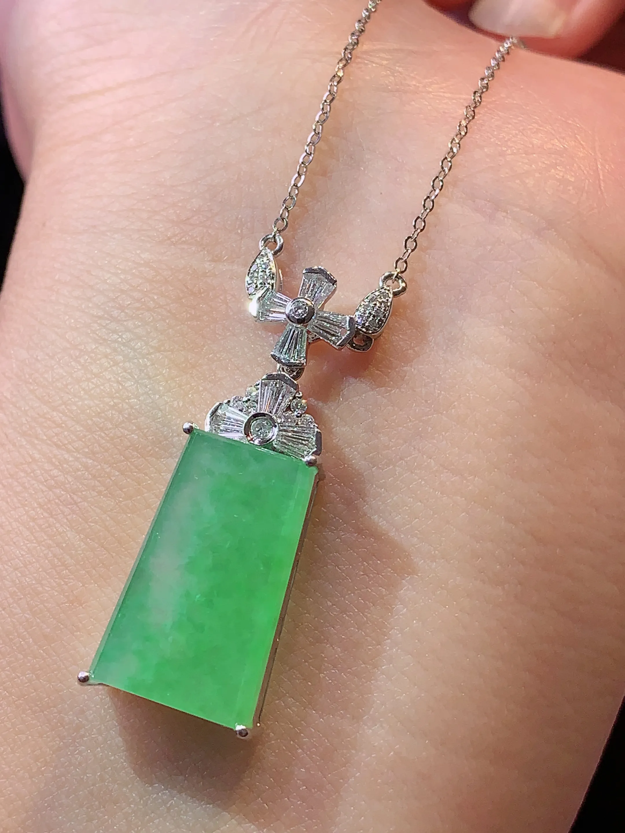 18k金钻镶嵌翠绿无事牌吊坠 玉质细腻 色泽艳丽 整体尺寸17.5*10.2*3.5