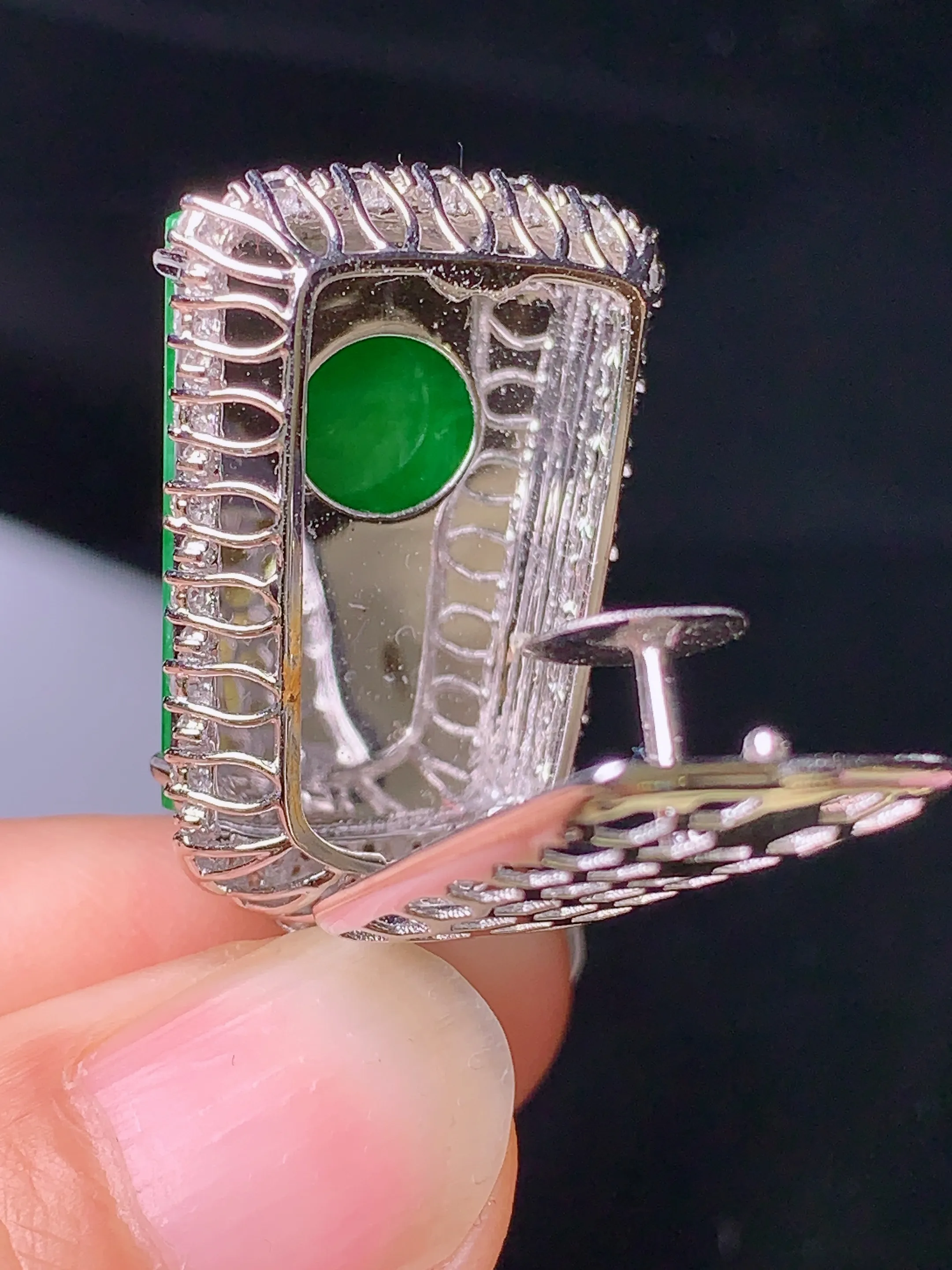 18k金钻镶嵌翠绿无事牌吊坠 玉质细腻 色泽清新艳丽 整体尺寸35.2*19*10