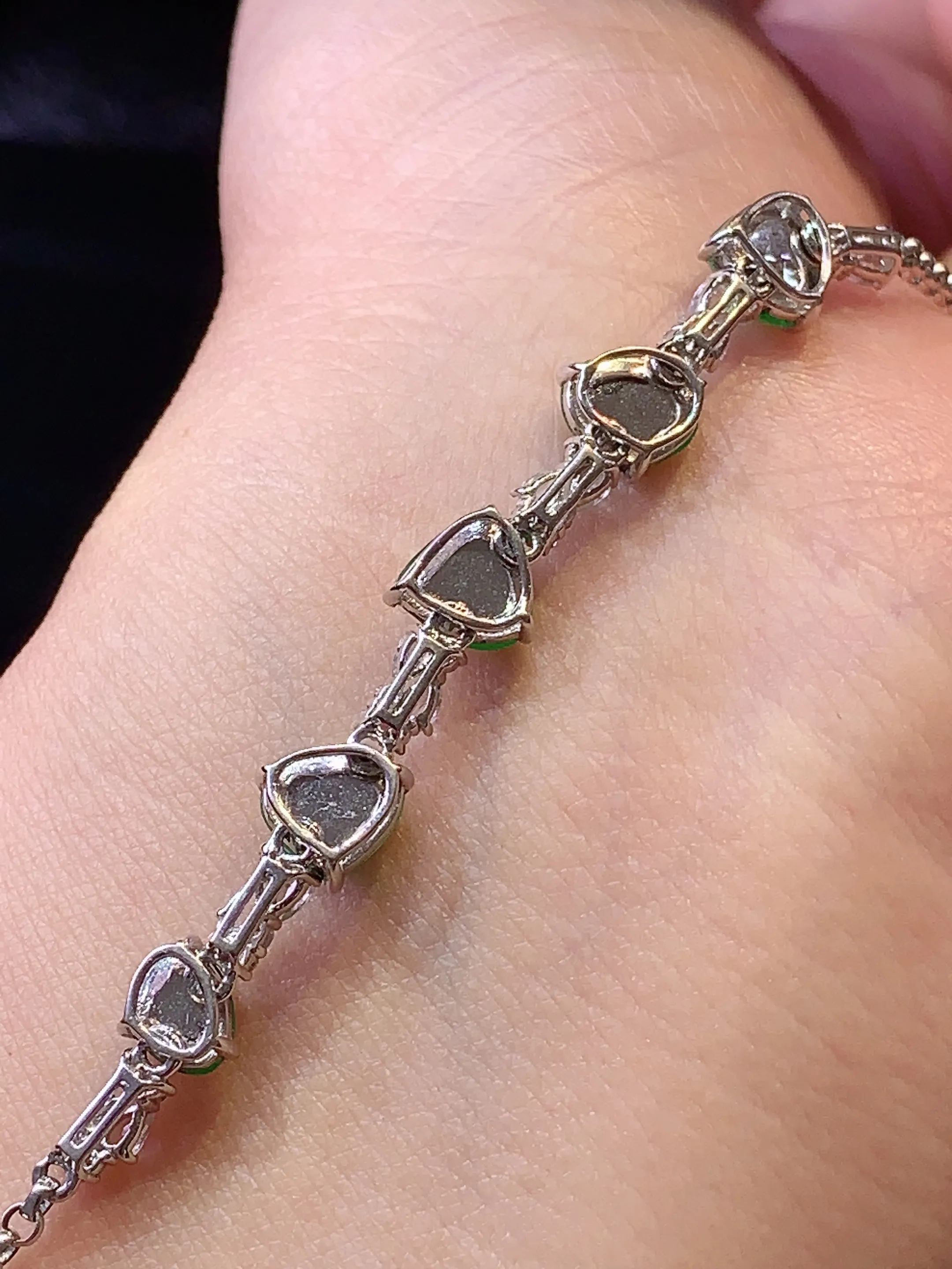 18k金钻镶嵌满绿心形手链 玉质细腻 色泽艳丽 整体尺寸66*7.3*4