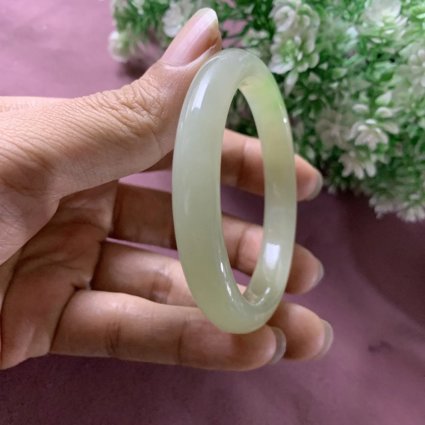 和田玉55圈口翠青手镯，玉质细腻油润 底色纯净，脂粉好，品质高