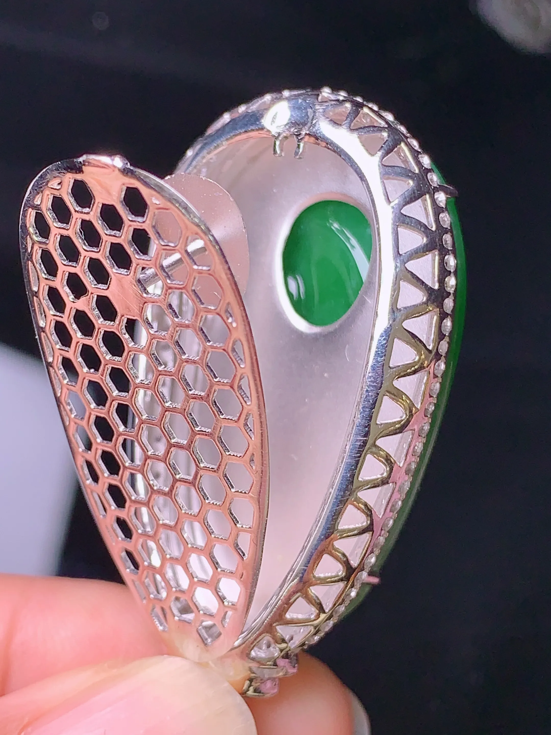 18k金钻镶嵌翠绿如意吊坠 玉质细腻 色泽清新艳丽 整体尺寸47.3*23.3*10.6