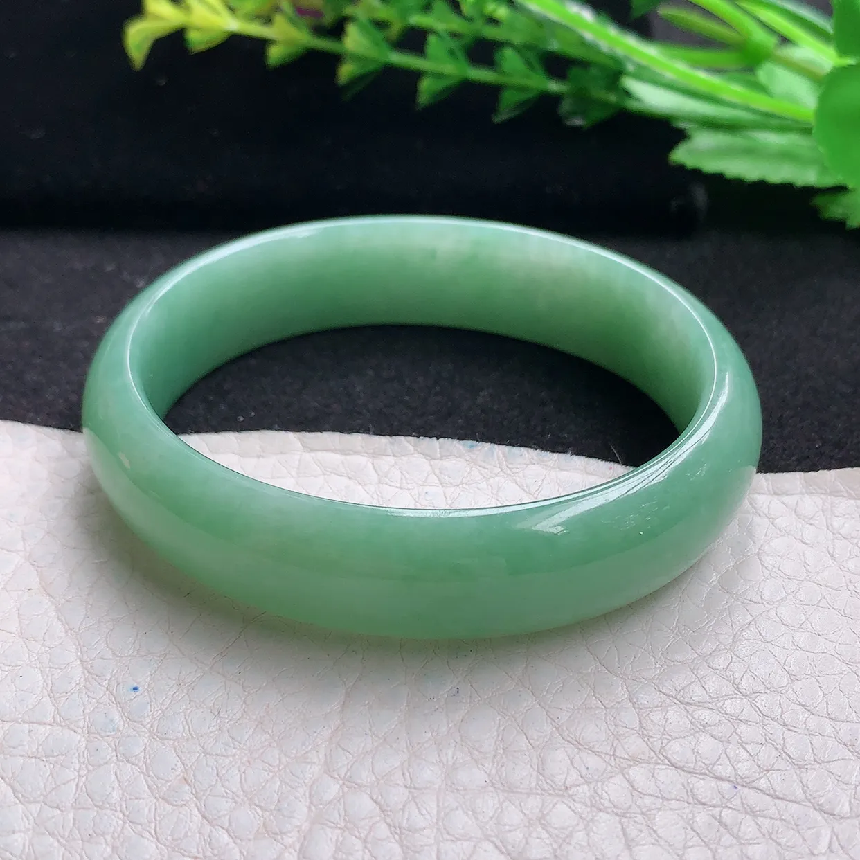n自然光55*49*14*6.8贵妃镯 天然翡翠a货满绿高雅蛋形宽边玉手镯 玉手环