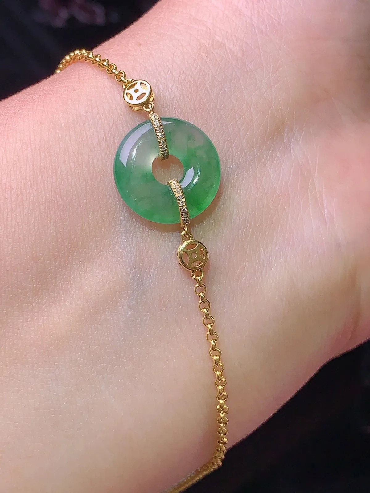 18k金镶嵌飘绿平安扣手链 玉质细腻 色泽艳丽  整体尺寸13.3*3