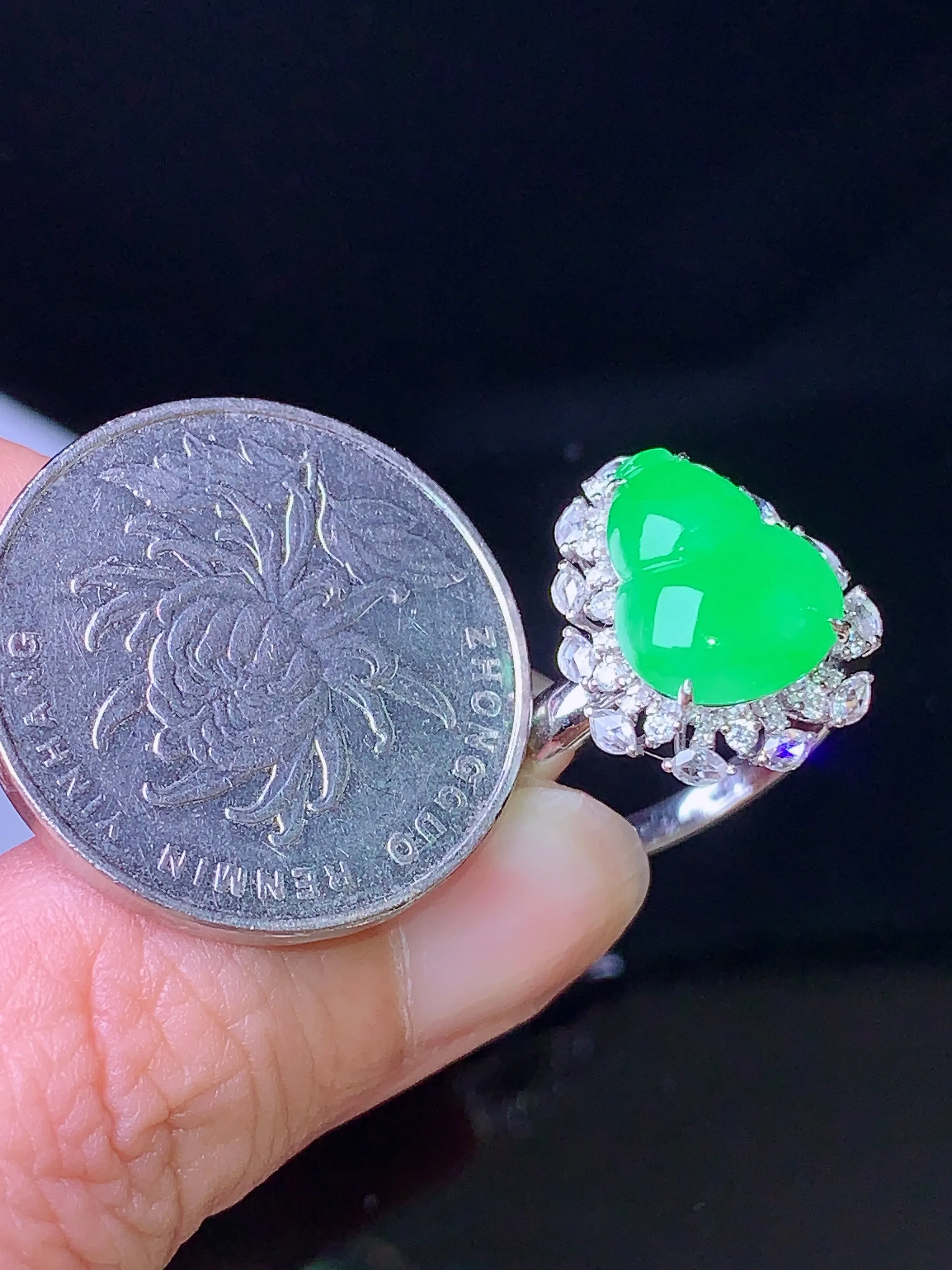 18k金钻镶嵌翠绿葫芦戒指 玉质细腻 色泽艳丽 圈口15.5 整体尺寸17*13.8*9.5