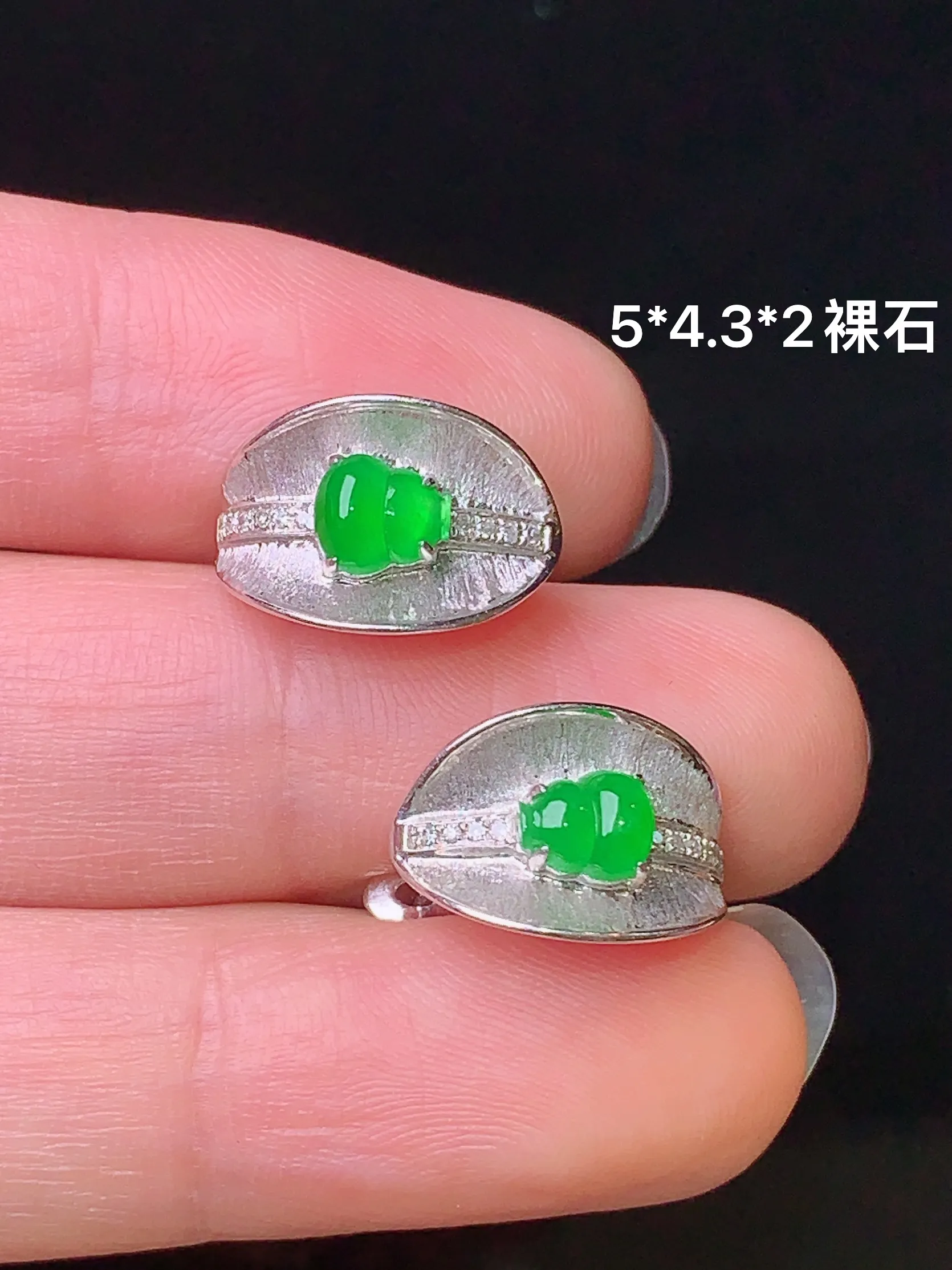 18k金钻镶嵌翠绿葫芦耳钉 玉质细腻 色泽艳丽 裸石尺寸5*4.3*2