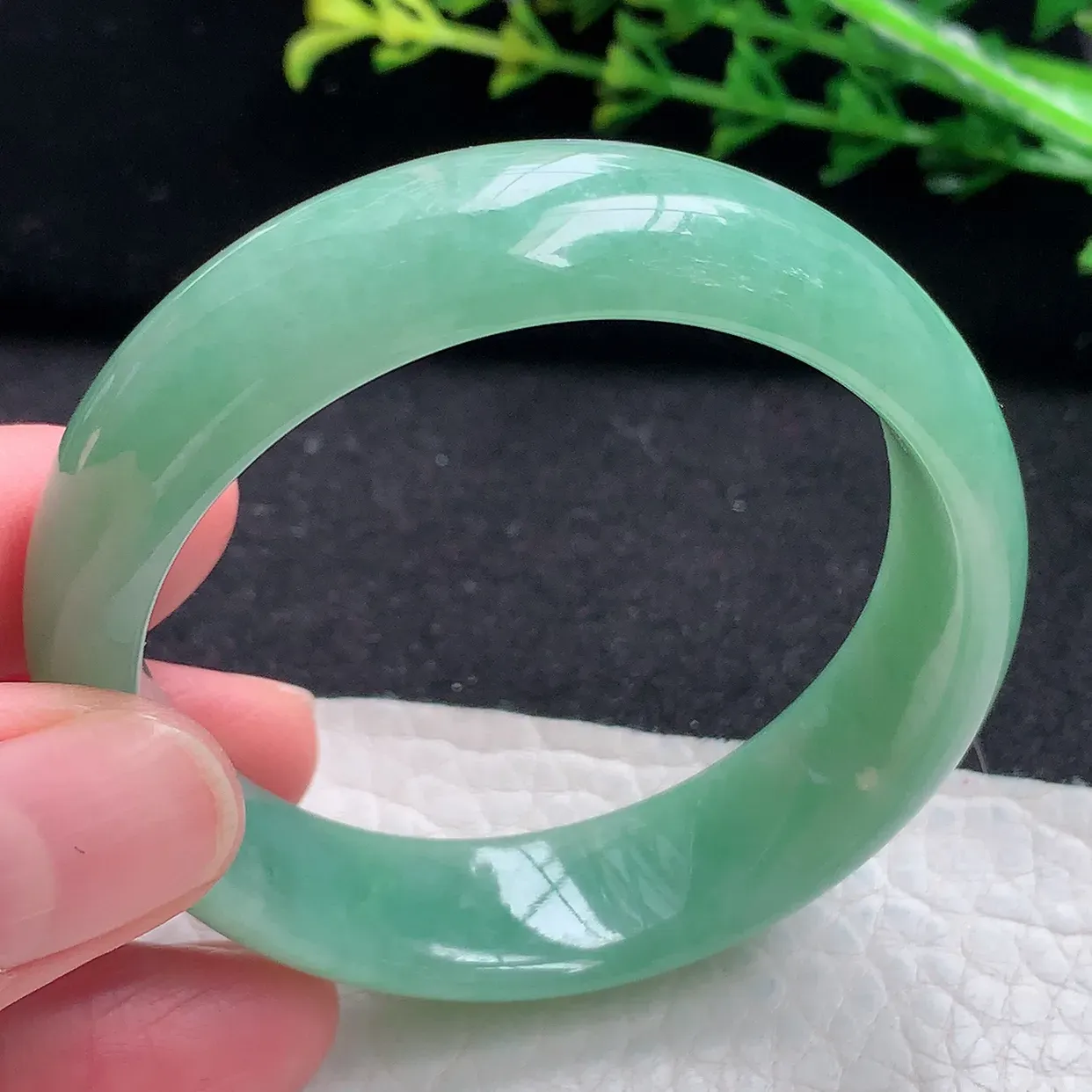 n自然光55*49*14*6.8贵妃镯 天然翡翠a货满绿高雅蛋形宽边玉手镯 玉手环