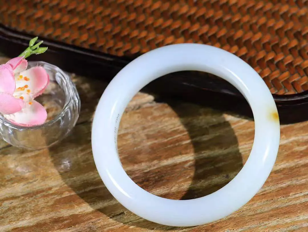 【暖玉生香·手镯】

收藏级臻品️️和田玉糖白玉手镯，质地油润细腻，色泽高贵典雅，镯型古朴典雅。在诗情画意的雨巷相遇，你是我腕间的一抹风情，有你眸有深情，清风荡漾湖间静水，我愿俯身低眉，在烟波涟漪处，寻你深情倩影。内径58mm 尺寸13.7-10mm 重70.3克45110632A