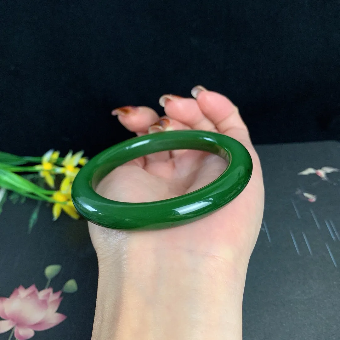 和田玉55.8圈口菠菜绿碧玉手镯！玉质细腻油润 底色纯净 无纹裂 脂粉好，品质高