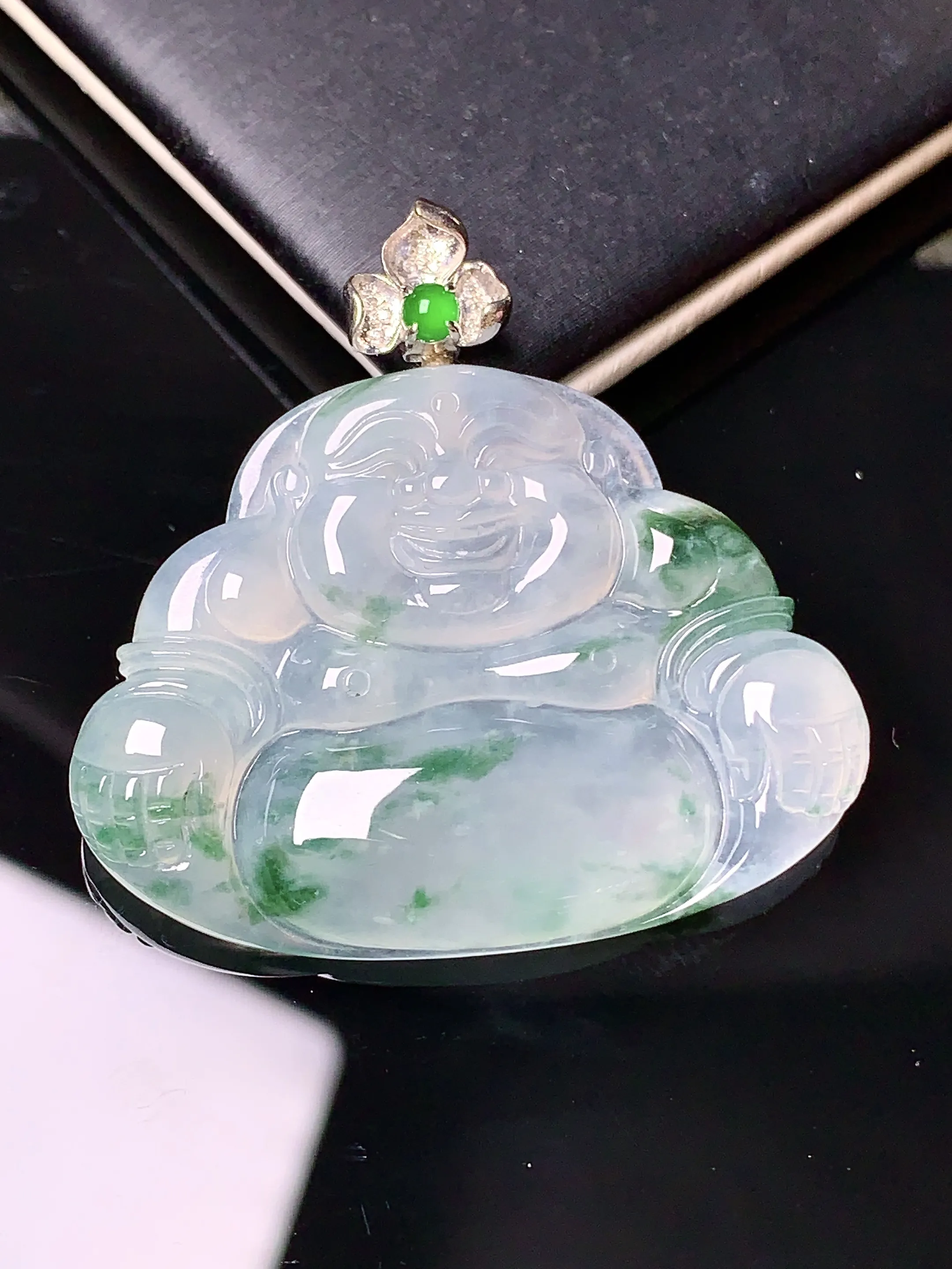 18k金钻镶嵌冰种飘绿佛公吊坠 玉质细腻 色泽艳丽 整体尺寸35*36*4.8