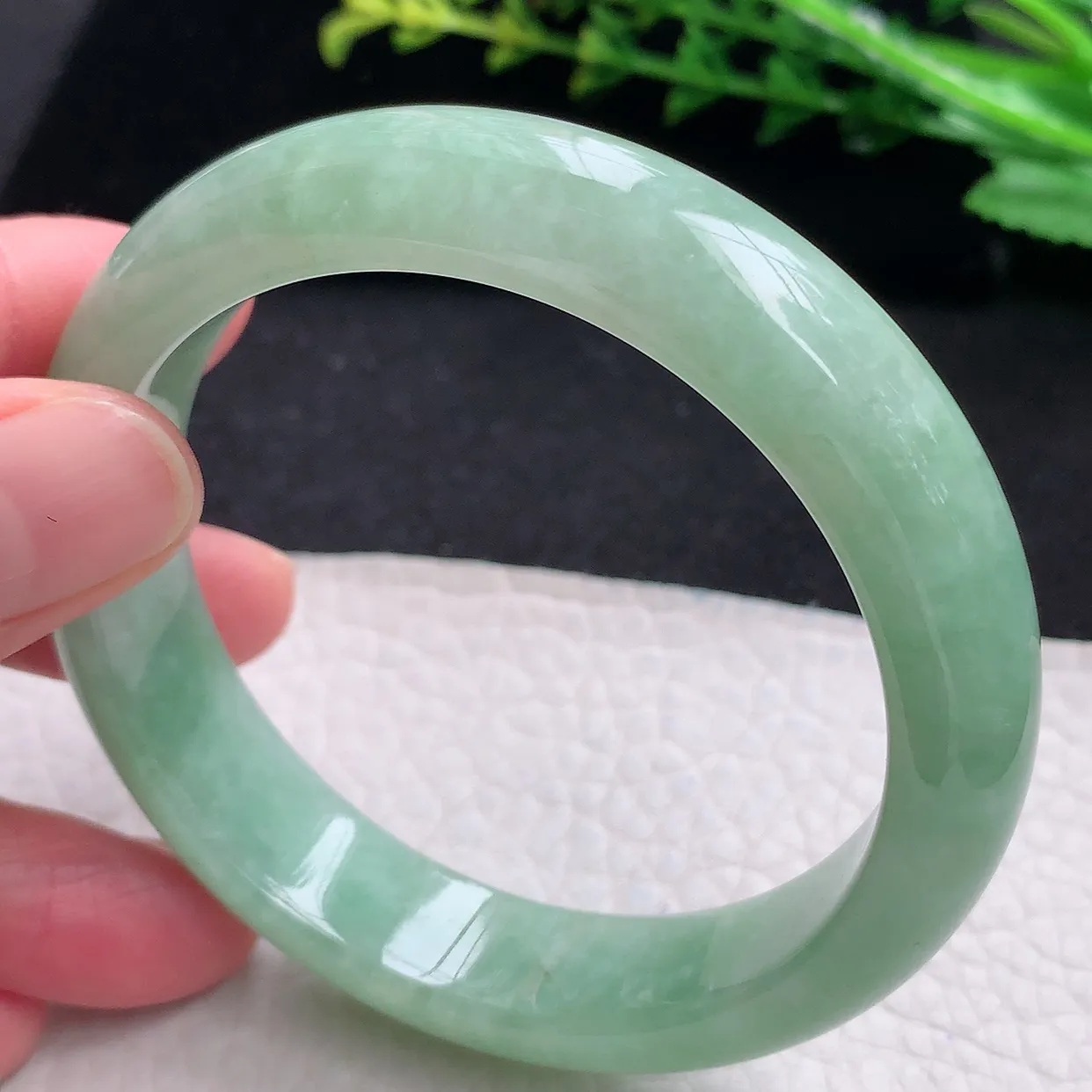 n自然光56*13.5*8.3平安镯 天然翡翠a货满绿宽边玉手镯 玉手环