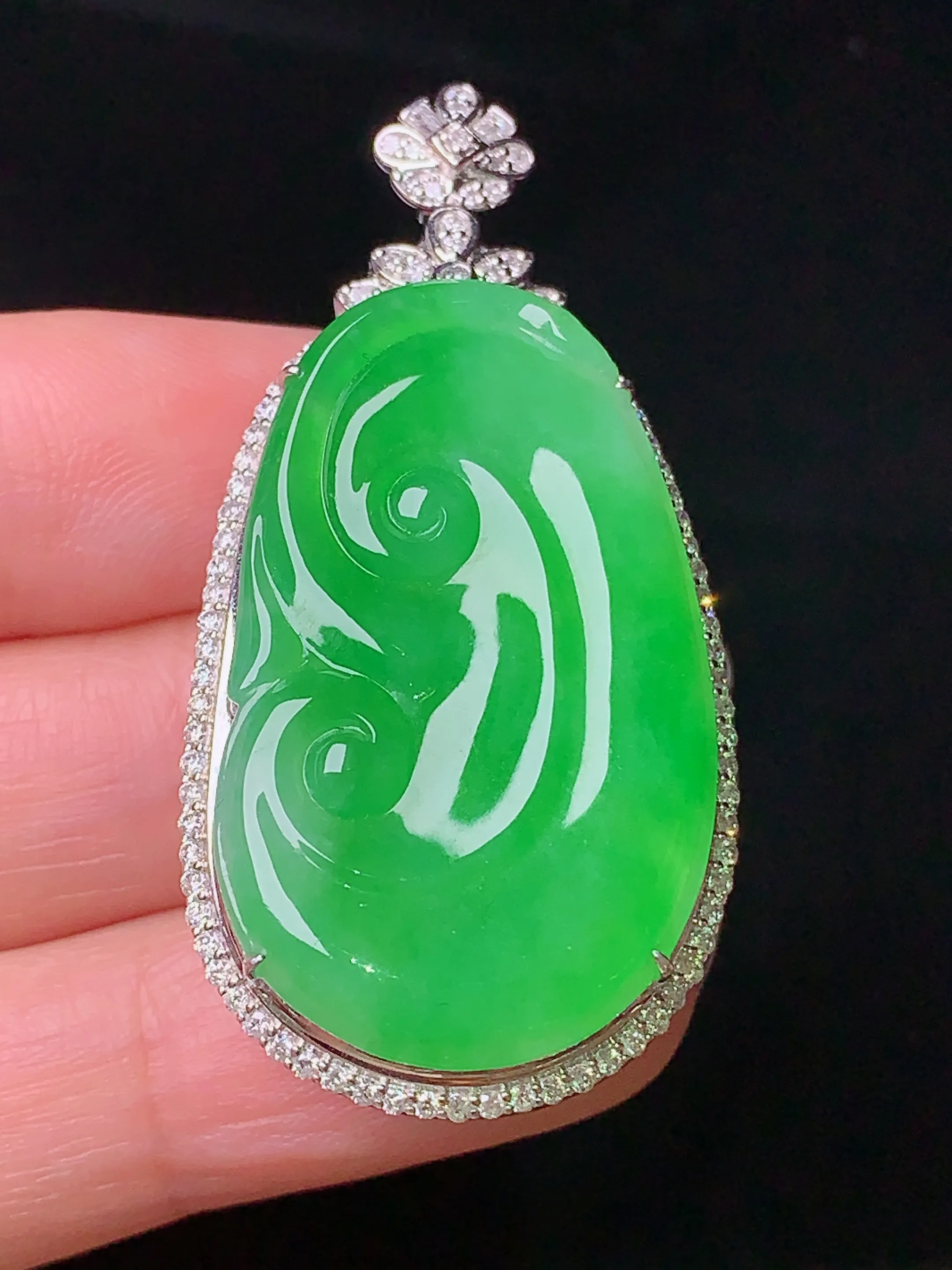 18k金钻镶嵌翠绿如意吊坠 玉质细腻 色泽清新艳丽 整体尺寸47.3*23.3*10.6